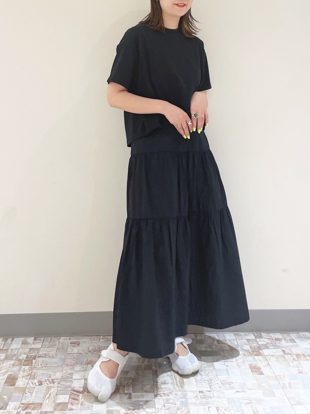 「オールブラック、ワントーンコーデ、モノトーンコーデ、エアリフト、甘辛mix、LOWRYS FARM、NIKE」｜「NIKEのNIKE AIR RIFT BREATHE / ナイキ エア リフト ブリーズ / スニーカーサンダル【SP】（スニーカー、ホワイト系）」を使った、\seedoo/さん（レディース・162cm）の春コーディネートの1枚目の写真