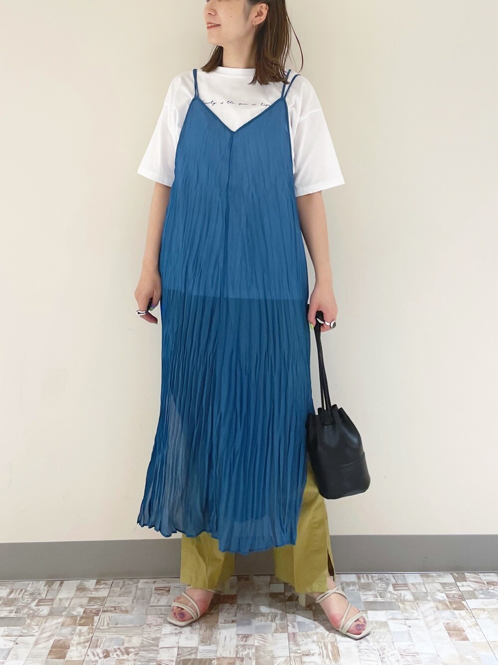 「キャミワンピ、シアー、ロゴT、スリットパンツ、レイヤードスタイル、オトナカジュアル、LOWRYS FARM、ローリーズファーム(LOWRYS FARM)、夏コーデ」｜「LOWRYS FARMのラインヒールサンダル　876664（サンダル、ホワイト系）」を使った、\seedoo/さん（レディース・162cm）の春コーディネートの1枚目の写真