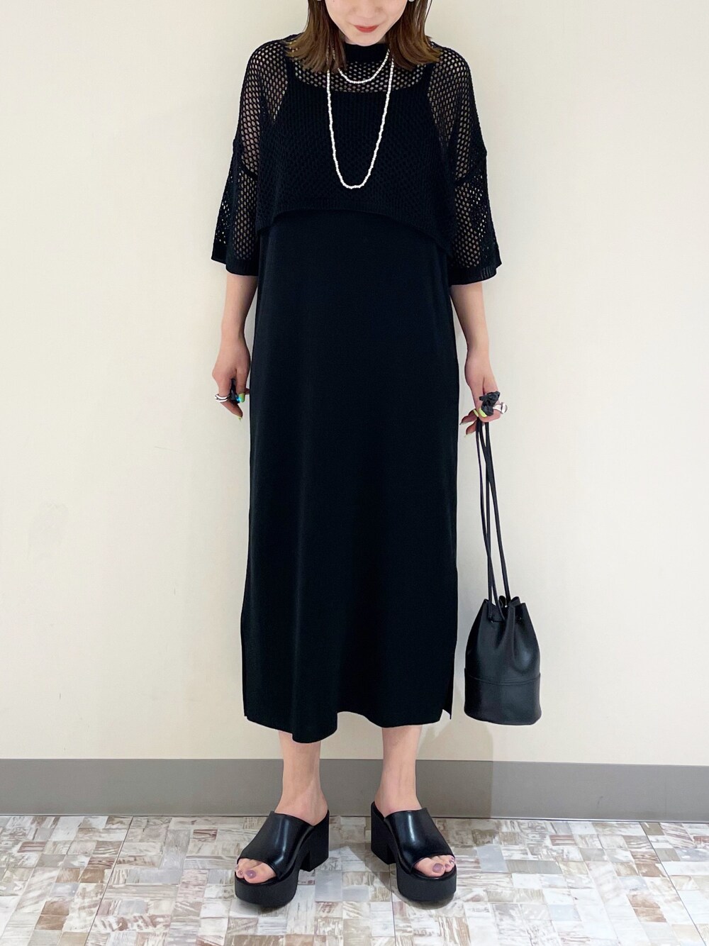 「モノトーン、ブラックコーデ、モード、ワントーンコーデ、メッシュ、厚底サンダル、大人コーデ、LOWRYS FARM、ローリーズファーム(LOWRYS FARM)」｜「LOWRYS FARMのメッシュレイヤード２ＰワンピースＳＳ　942428（ワンピース、ブラック系）」を使った、\seedoo/さん（レディース・162cm）の春コーディネートの1枚目の写真