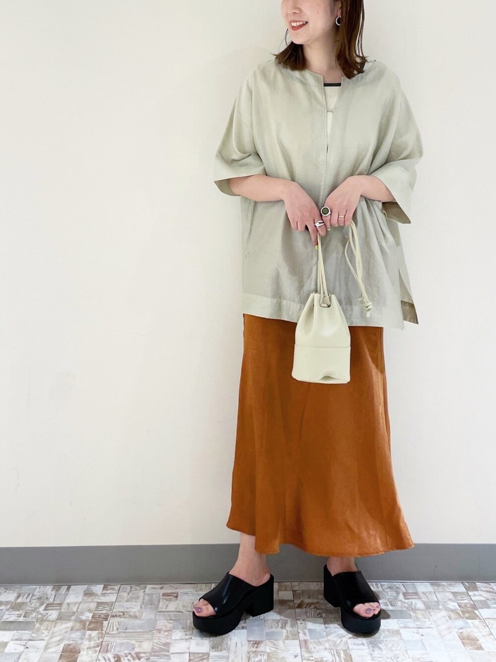 「オープンカラーシャツ、フレアスカート、オレンジ、厚底サンダル、オトナカジュアル、きれいめカジュアル、春夏コーデ、サテンスカート、LOWRYS FARM」｜「LOWRYS FARMのＦレザーキンチャクＢＡＧ　937002（ショルダーバッグ、ホワイト系）」を使った、\seedoo/さん（レディース・162cm）の春コーディネートの1枚目の写真