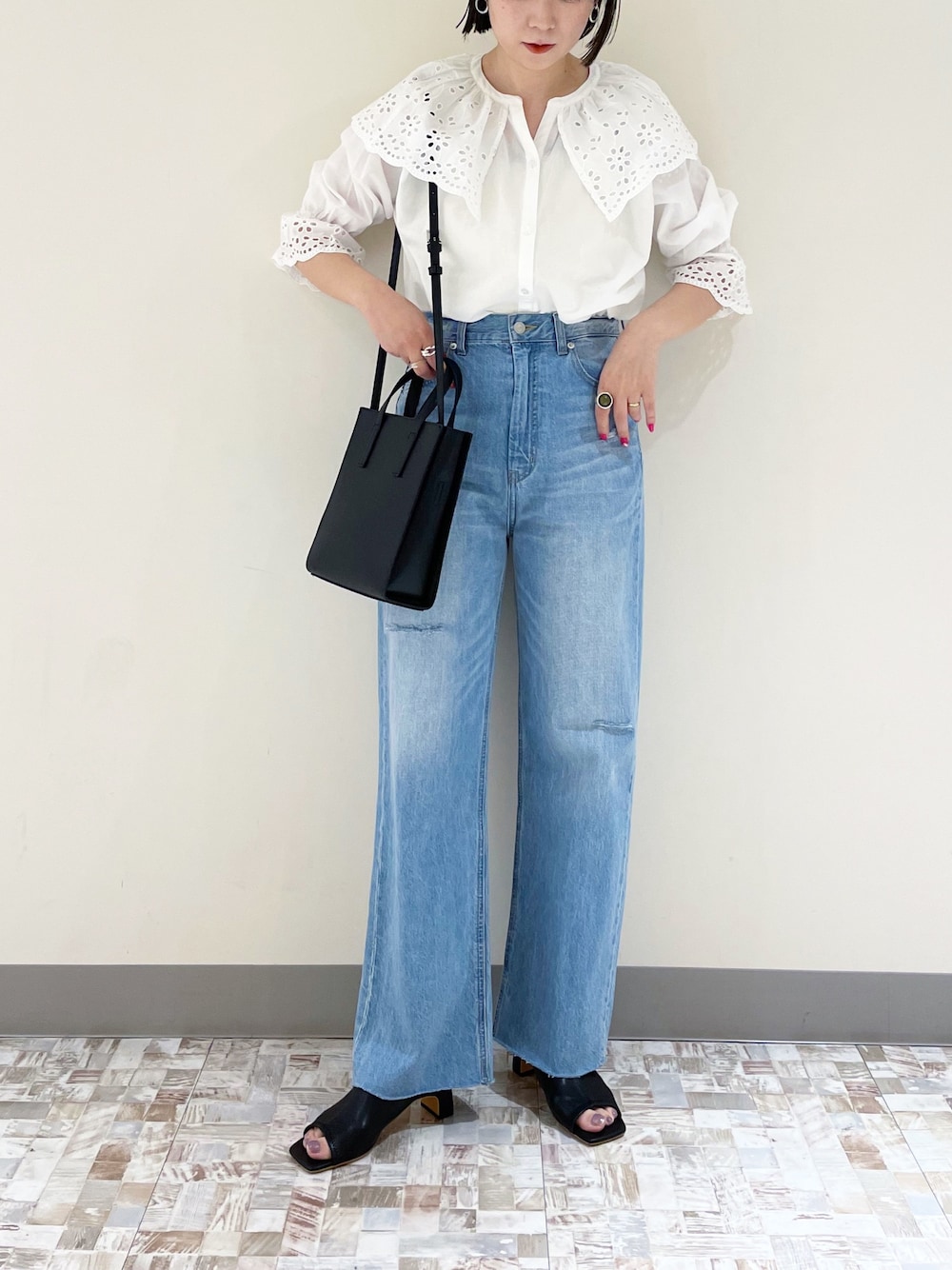 「レースブラウス、デニムパンツ、オトナカジュアル、春コーデ、甘辛mix、LOWRYS FARM、ローリーズファーム(LOWRYS FARM)、カジュアルコーデ」｜「LOWRYS FARMのレースフリルブラウス６Ｓ　944079（シャツ/ブラウス、ホワイト系）」を使った、\seedoo/さん（レディース・162cm）の春コーディネートの1枚目の写真
