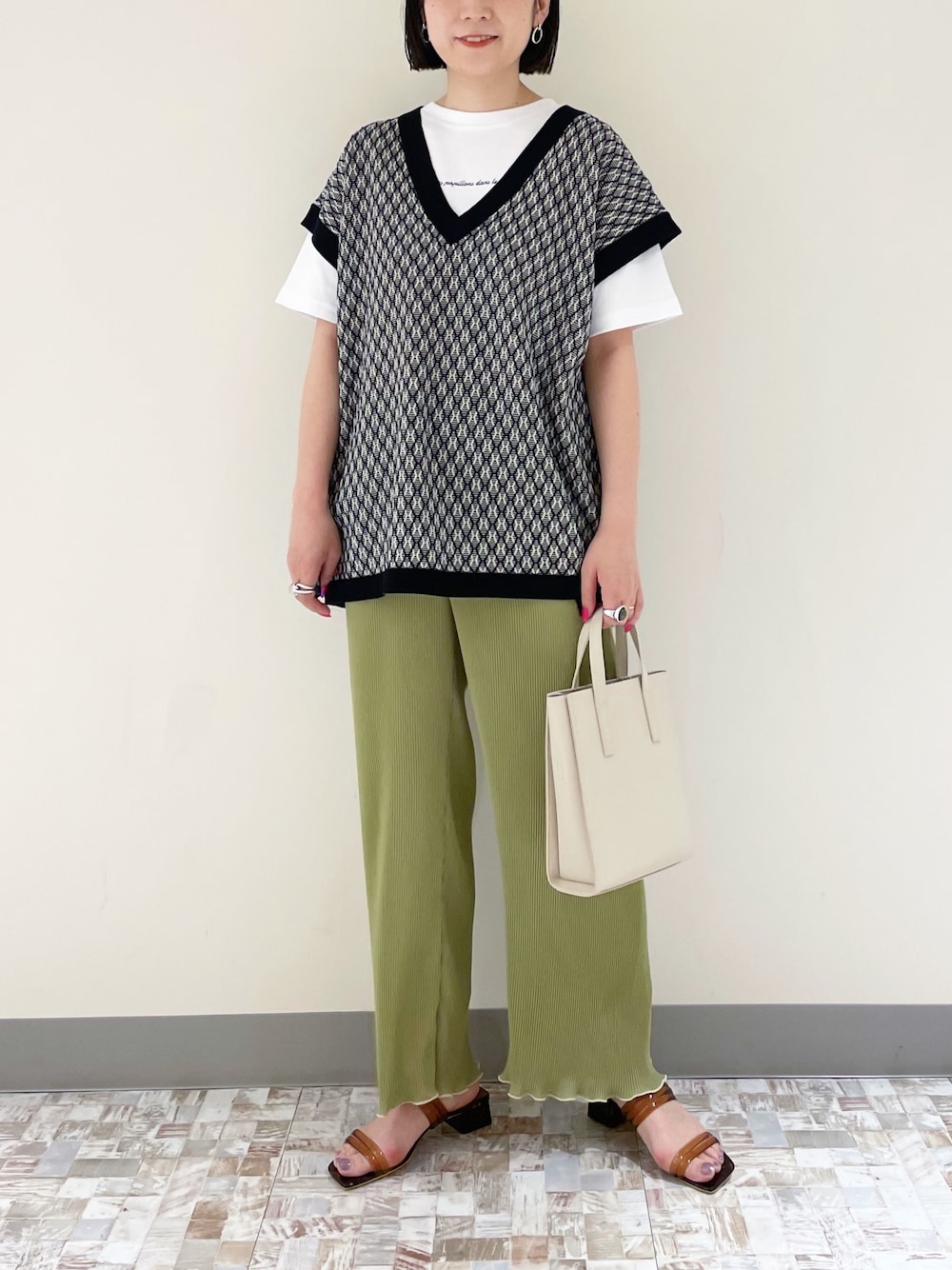 「ベスト、Tシャツ、ロゴT、シアーパンツ、プリーツパンツ、メロー、カラーパンツ、オトナカジュアル、LOWRYS FARM、ローリーズファーム(LOWRYS FARM)」｜「LOWRYS FARMの２ＷＡＹＢＩＧシルエットベスト　948759（ベスト、ブラック系）」を使った、\seedoo/さん（レディース・162cm）の春コーディネートの1枚目の写真