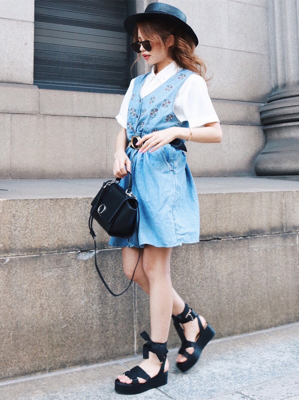 「Charles & Keith、カジュアルコーデ、オトナカジュアル、casual、outfit、シャツスタイル、vintage、ワンピース、デニム、サンダル」｜「CHARLES & KEITHのクロスストラッププラットフォームサンダル / CROSS-STRAP PLATFORM SANDALS（サンダル、ブラック系）」を使った、Akaneさん（レディース・163cm）の春コーディネートの1枚目の写真