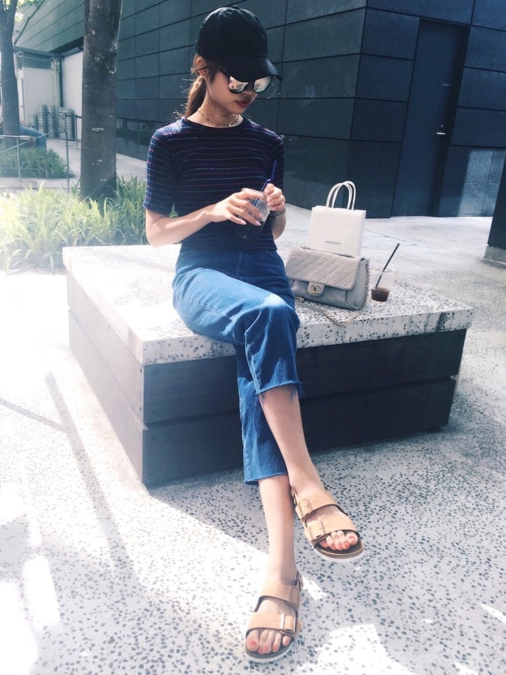 「ビルケンシュトック、birkenstock、夏、サンダル、キャップ、カジュアル、シンプル、gooutwith、デニム、MILANO2017」｜「BIRKENSTOCKの日本別注■MILANO/ミラノ ビルコフローヌバック (UNISEX)（サンダル、ブラウン系）」を使った、Akaneさん（レディース・163cm）の春コーディネートの1枚目の写真
