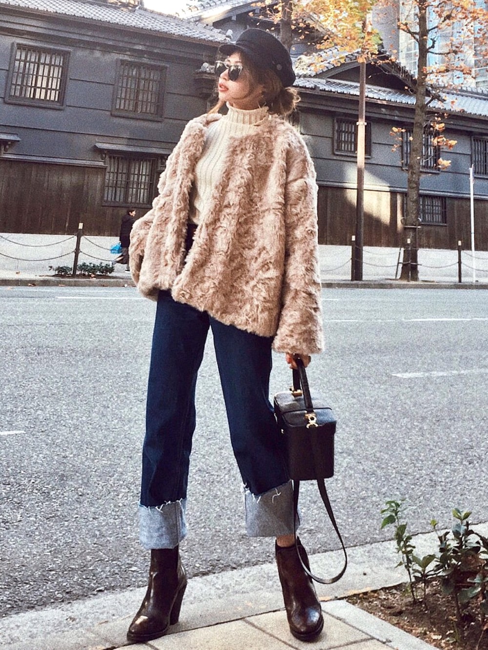 「シンプルコーデ、カジュアル、冬、大人カジュアル、journal standard、ファーコート、キャスケット、デニム、タートルネック、シンプル」｜「JOURNAL STANDARDのエコファーショートコート◆（その他アウター、ベージュ系）」を使った、Akaneさん（レディース・163cm）の冬コーディネートの1枚目の写真