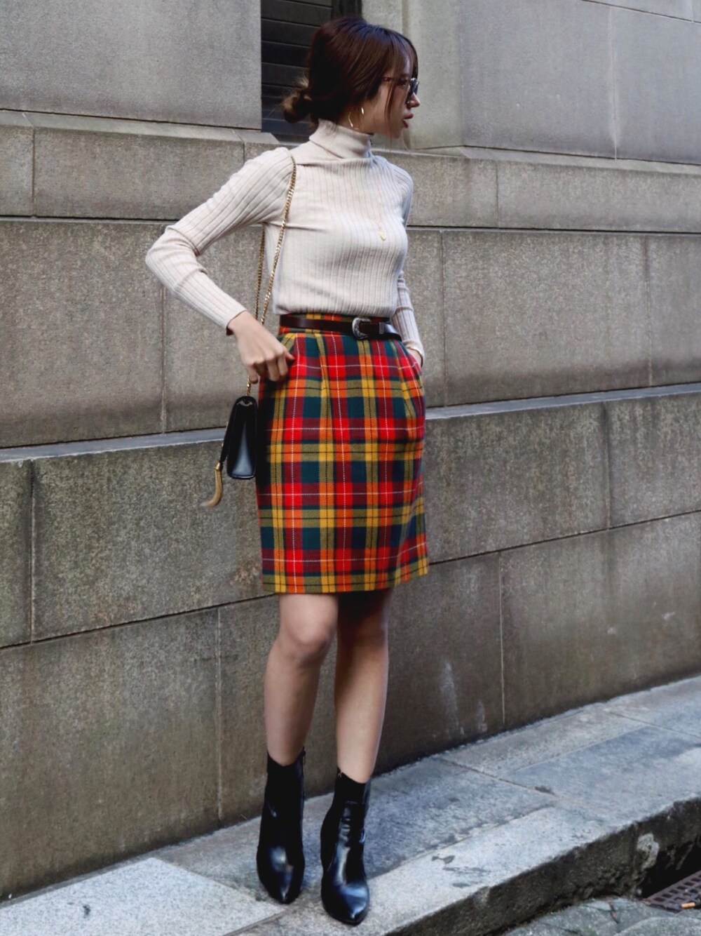「シンプルコーデ、秋冬コーデ、ラクチンコーデ、ニット、大人カジュアル、madder vintage、vintage、チェックスカート、タートルネック、レトロ」｜「Yves Saint Laurentのアイテム（スカート、その他）」を使った、Akaneさん（レディース・163cm）の秋コーディネートの1枚目の写真