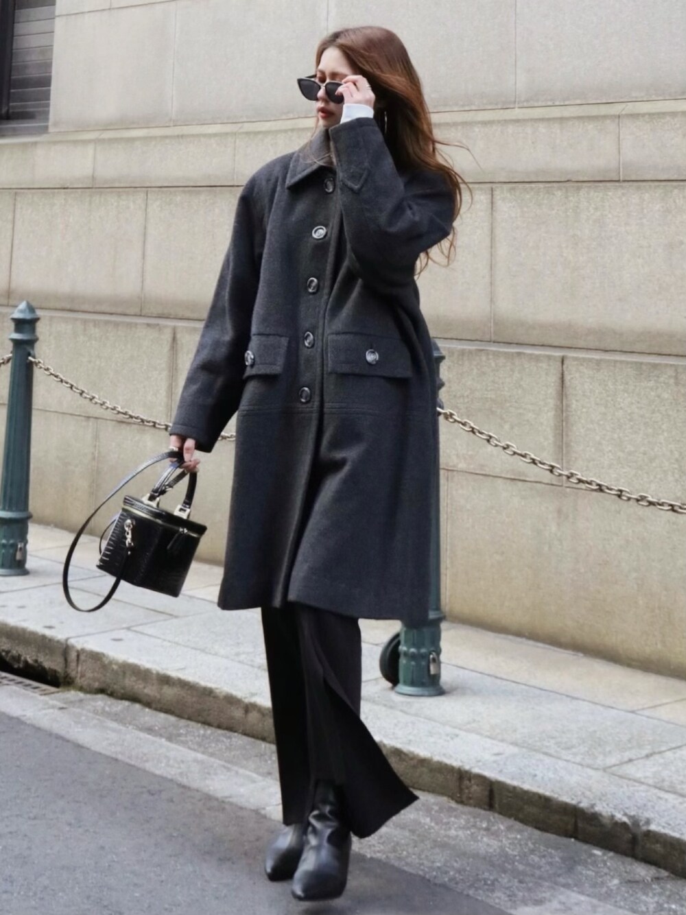 Yves Saint Laurentのチェスターコートを使った人気ファッション