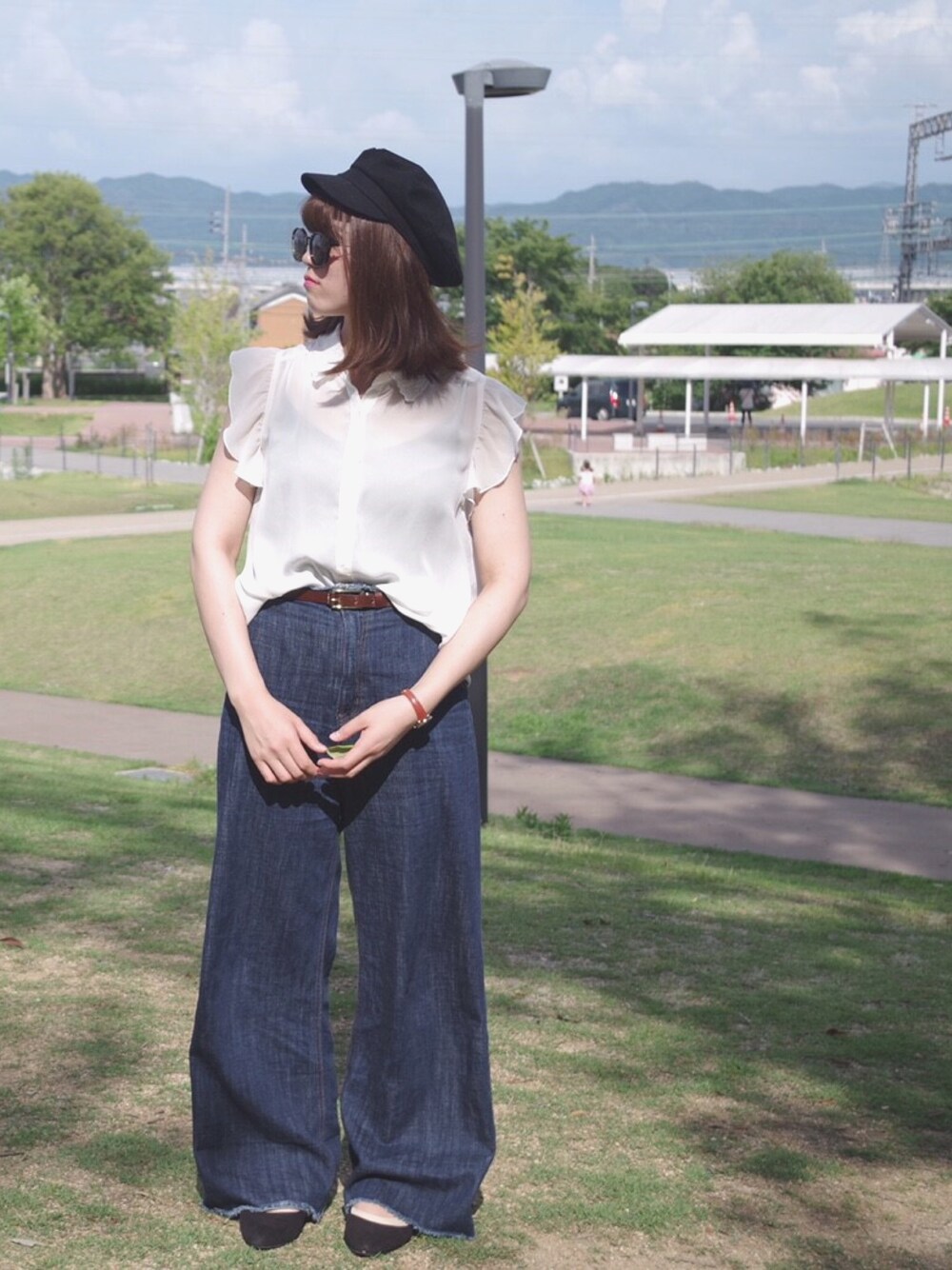 「カットオフデニム、デニムワイドパンツ、ワイドパンツ、白シャツ、サングラス、マリンキャップ、日焼け対策、夏コーデ」｜「LEPSIMのマリンキャスケット　735142（キャスケット、ブラック系）」を使った、はさん（レディース・160cm）の夏コーディネートの1枚目の写真