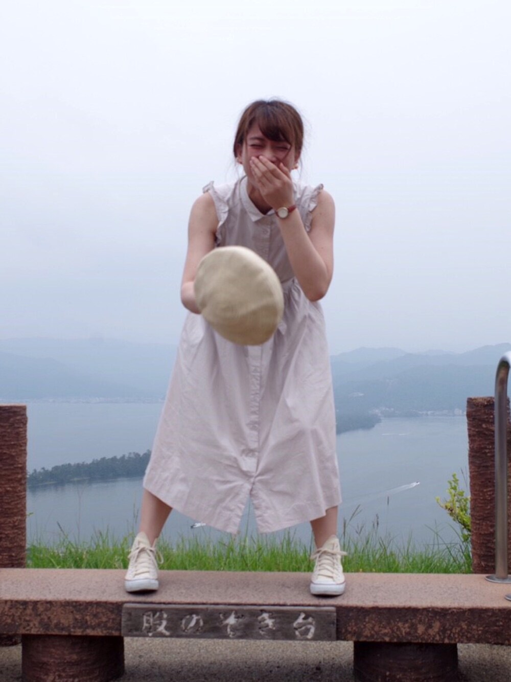 「夏、スニーカー、帽子、ワンピース、ボタン全閉め、オトナカジュアル、カジュアルコーデ、休日コーデ、雨の日コーデ、楽チンコーデ」｜「earth music&ecologyの・ブレードマリン帽（キャスケット、ベージュ系）」を使った、はさん（レディース・160cm）の夏コーディネートの1枚目の写真