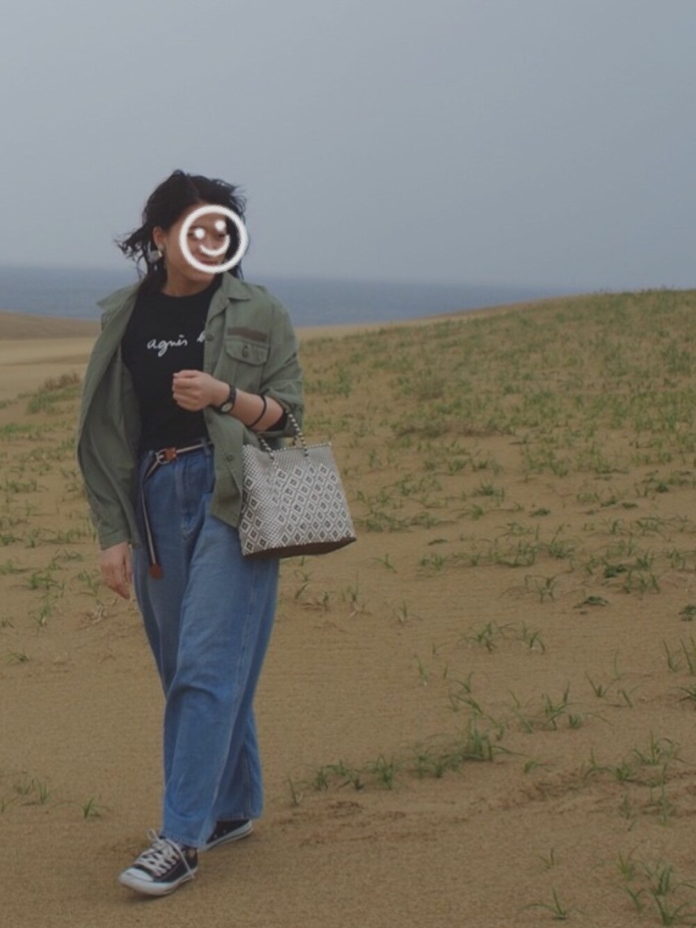 「春コーデ、シンプル、大人カジュアル、agnes b.、ミリタリー、デニムパンツ、ワイドパンツ、スニーカー、鳥取砂丘」｜「agnes b.のS137 TS（Tシャツ/カットソー、ブラック系）」を使った、はさん（レディース・160cm）の春コーディネートの1枚目の写真