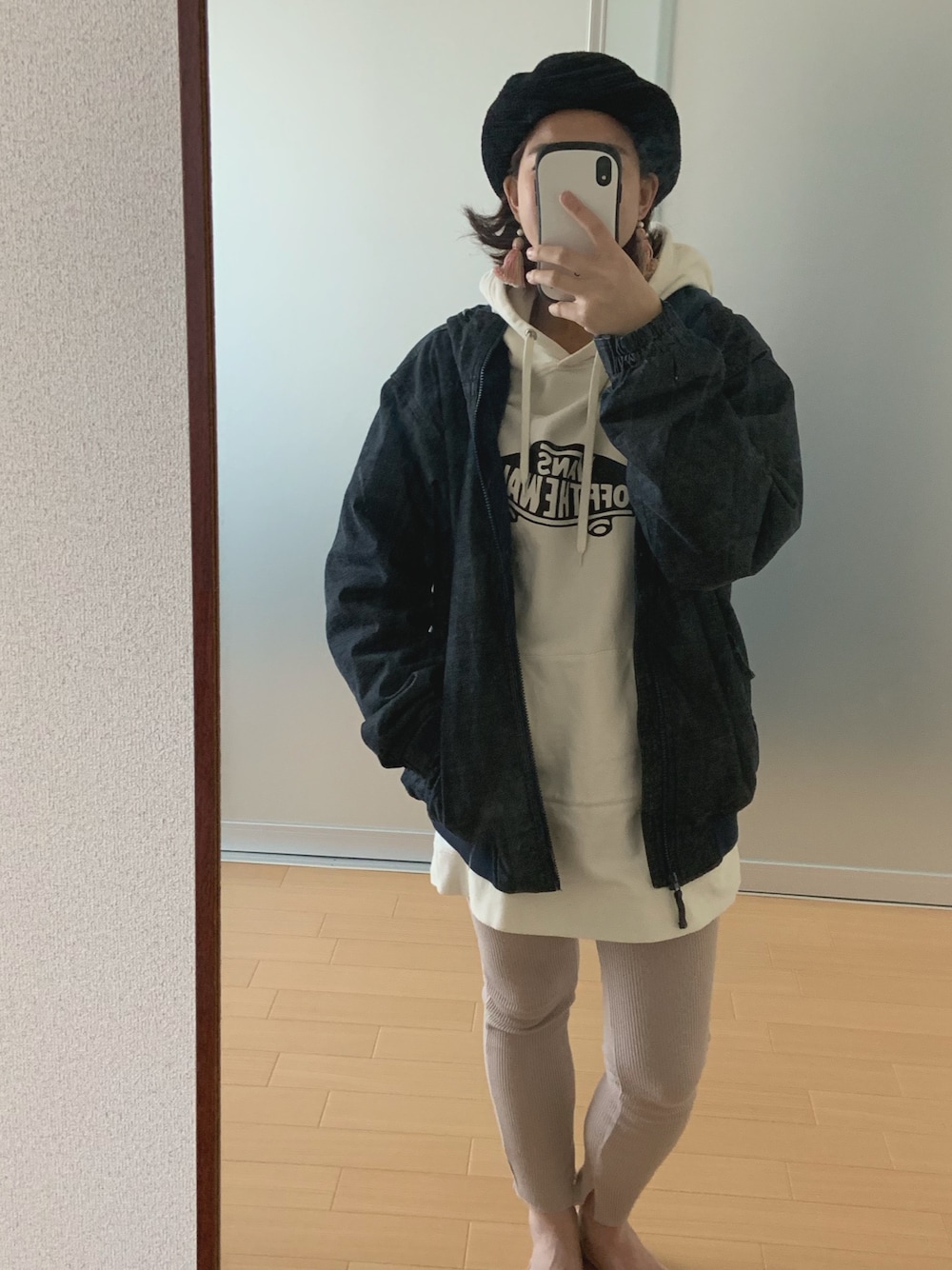 「カジュアル、ゆるコーデ、楽チンコーデ、VANS、UNIQLO、Columbia、サイクリング、お花見、ぼっち行動」｜「VANSのアイテム（パーカー、ベージュ系）」を使った、はさん（レディース・160cm）の春コーディネートの1枚目の写真