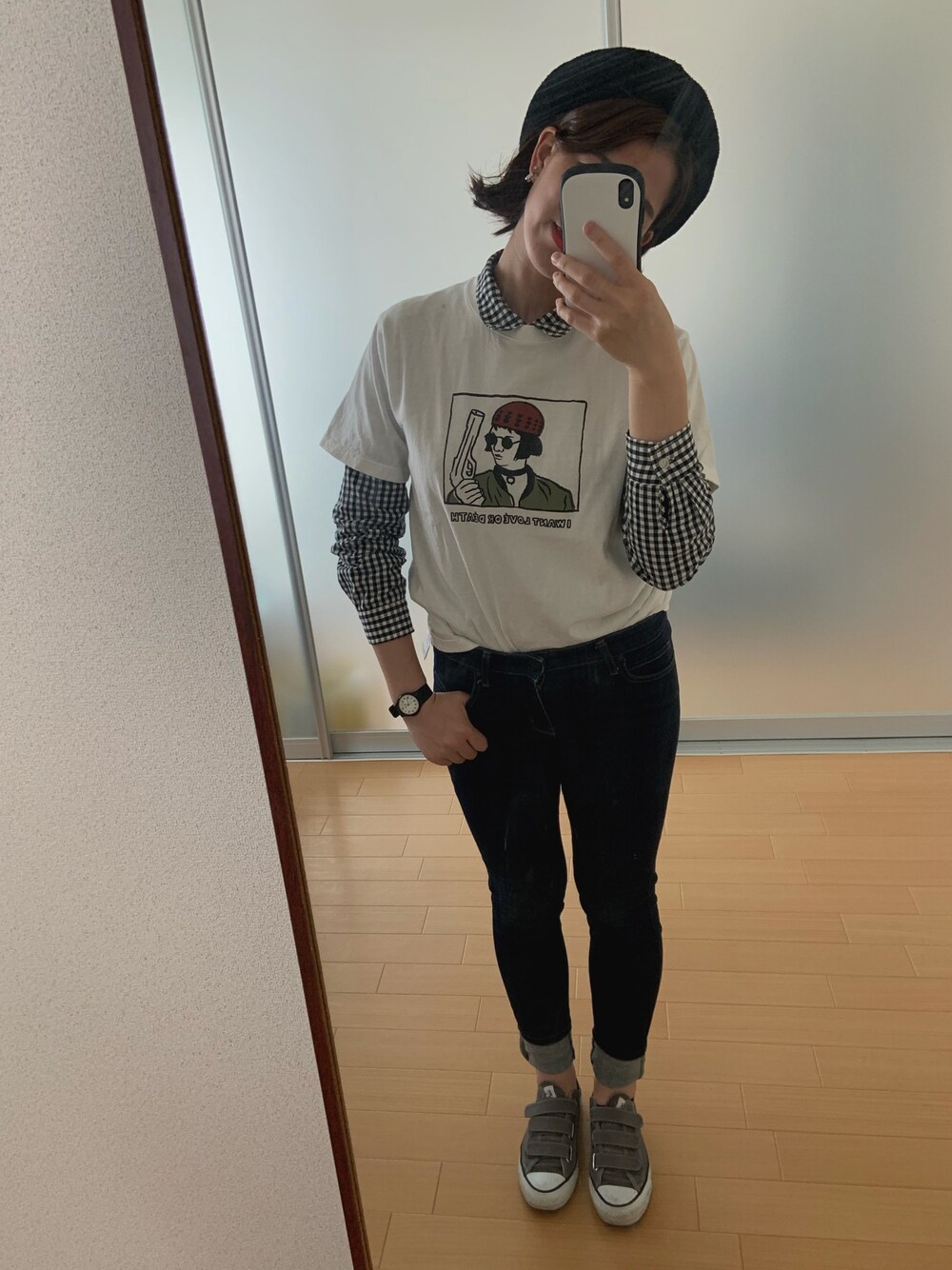 「シンプルコーデ、カジュアルコーデ、プチプラコーデ、スポーツミックス、スキニーデニム、ユニクロ、Tシャツ、ベルクロ、スニーカー、コンバース」｜「zootieのアイテム（ハンチング/ベレー帽、ブラック系）」を使った、はさん（レディース・160cm）の春コーディネートの1枚目の写真
