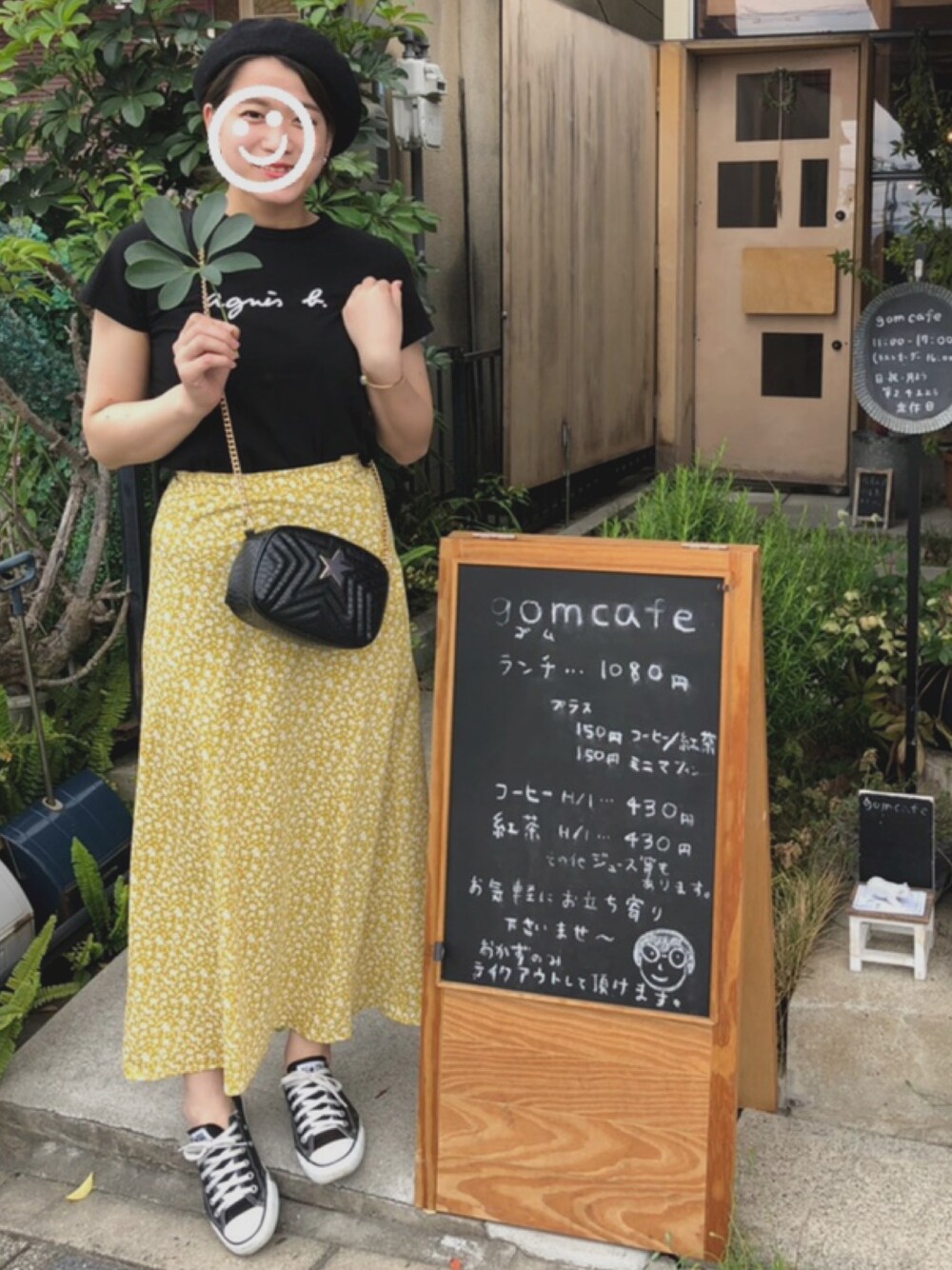 「春夏コーデ、シンプル、楽チンコーデ、スニーカーコーデ、プチプラ、プチプラコーデ、花柄スカート、イエロー、スニーカー、コンバース」｜「agnes b.のS137 TS（Tシャツ/カットソー、ブラック系）」を使った、はさん（レディース・160cm）の春コーディネートの1枚目の写真