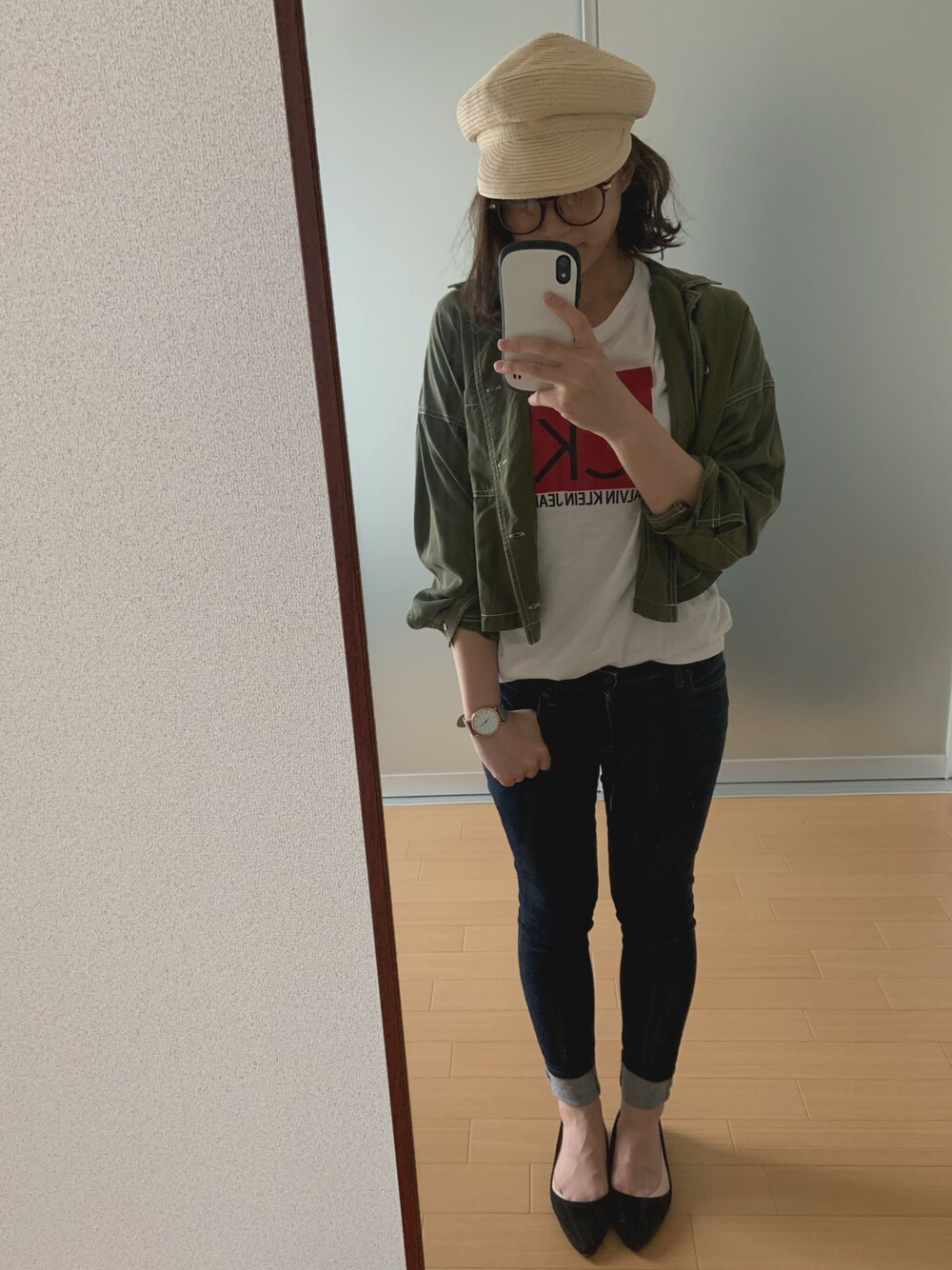 「シンプルコーデ、オトナカジュアル、楽チンコーデ、デニム、Tシャツ、ck、カーキ、ジーナシス、パンプス、オリエンタルトラフィック」｜「earth music&ecologyの・ブレードマリン帽（キャスケット、ベージュ系）」を使った、はさん（レディース・160cm）の春コーディネートの1枚目の写真