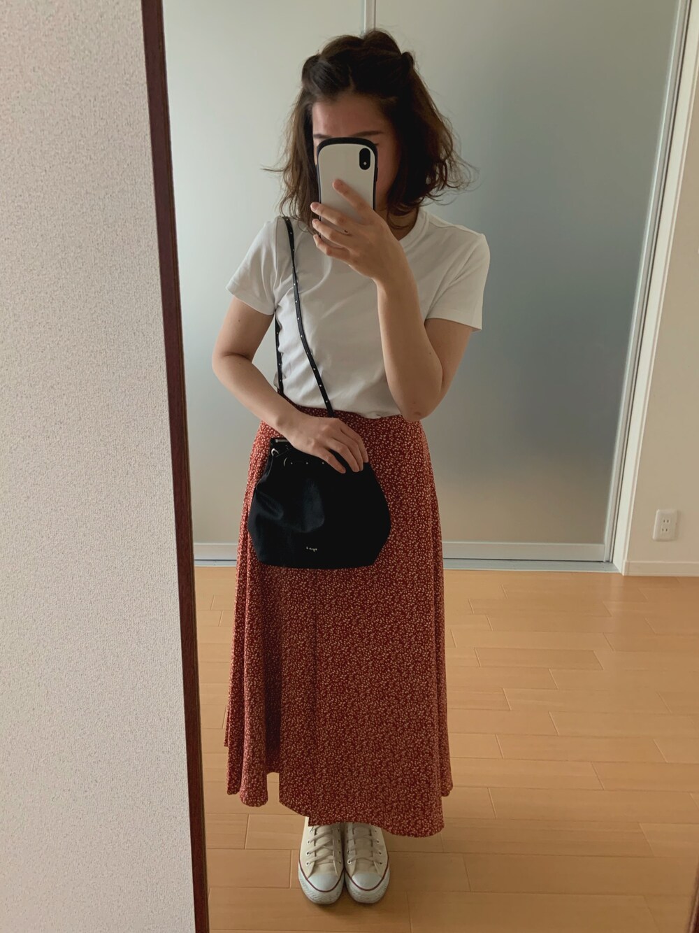 「夏コーデ、大人カジュアル、シンプル、プチプラ、白Tシャツ、ユニクロ、花柄スカート、ショルダーバッグ、アニエスベー、コンバース」｜「UNIQLOのクルーネックT（半袖）（Tシャツ/カットソー、ホワイト系）」を使った、はさん（レディース・160cm）の春コーディネートの1枚目の写真