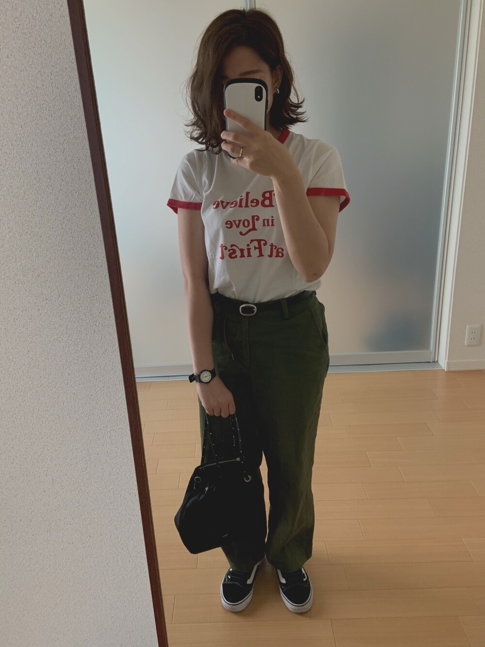 「楽チンコーデ、シンプルコーデ、プチプラコーデ、ショートヘア、Tシャツ、チノパン、ユニクロ、カーキ、スニーカー、VANS」｜「agnes b.のLS20-01 camille 2Wayハンドバッグ（ハンドバッグ、ブラック系）」を使った、はさん（レディース・160cm）の夏コーディネートの1枚目の写真