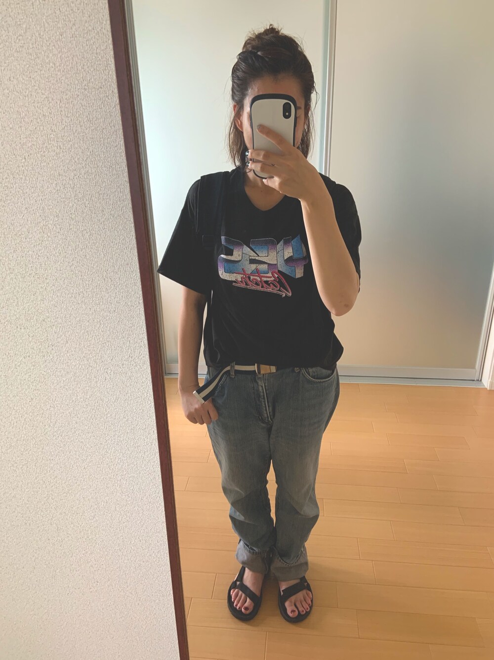 「シンプルコーデ、ラフ、メンズライク、アクティブ、プリントT、夏だ！Tシャツ着よう！、デニム、パンツスタイル、サンダル、teva」｜「PAGEBOYのヴィンテージ風Tシャツ（Tシャツ/カットソー、ブラック系）」を使った、はさん（レディース・160cm）の夏コーディネートの1枚目の写真
