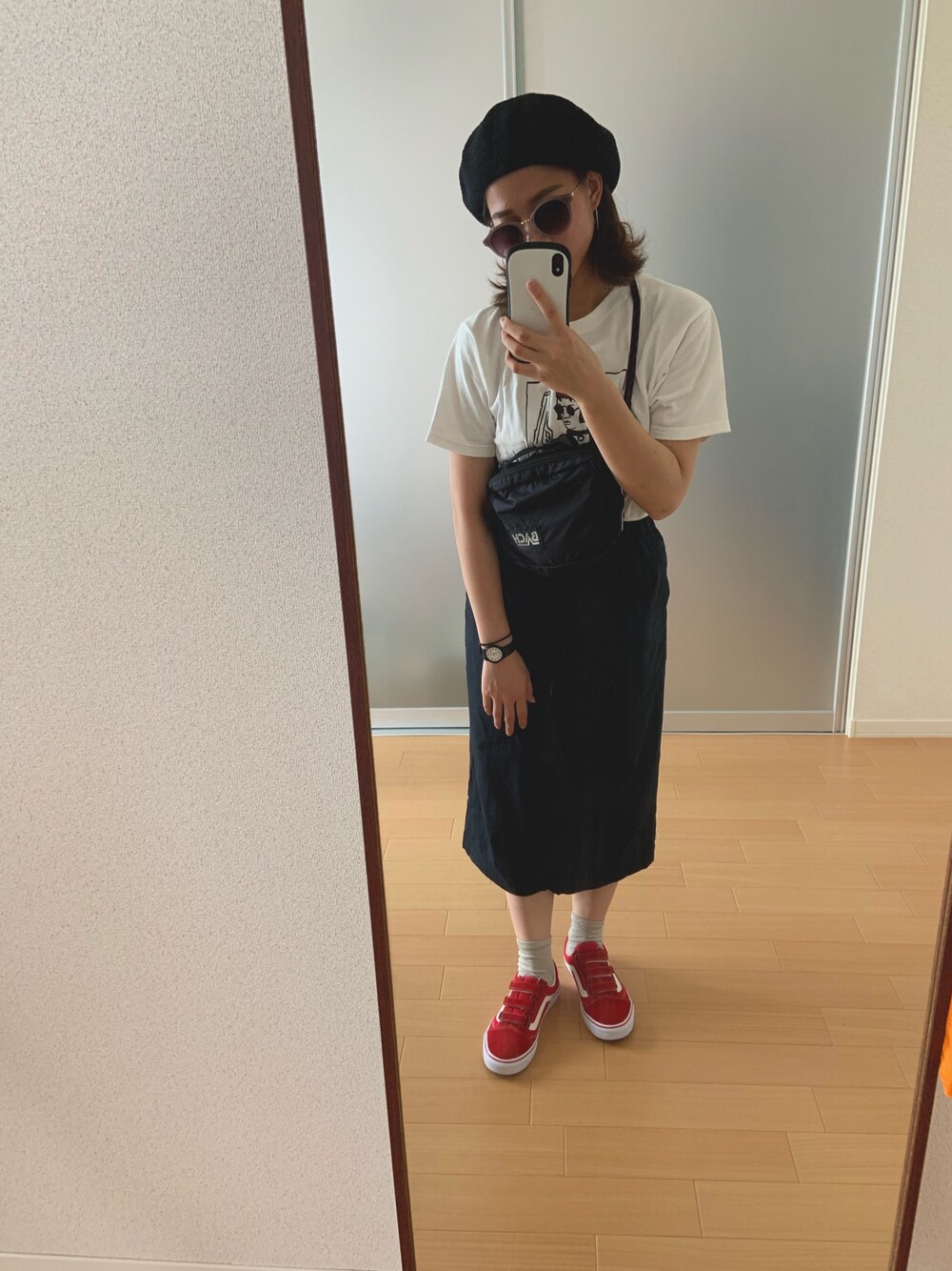 「シンプル、今日のコーデ、楽チンコーデ、スニーカーコーデ、スニーカー、バンズ、赤、ベルクロ、白Tシャツ、BEAMS」｜「Ray BEAMSのNAIJEL GRAPH × Ray BEAMS / 別注 GIRL Tシャツ（Tシャツ/カットソー、ホワイト系）」を使った、はさん（レディース・160cm）の夏コーディネートの1枚目の写真