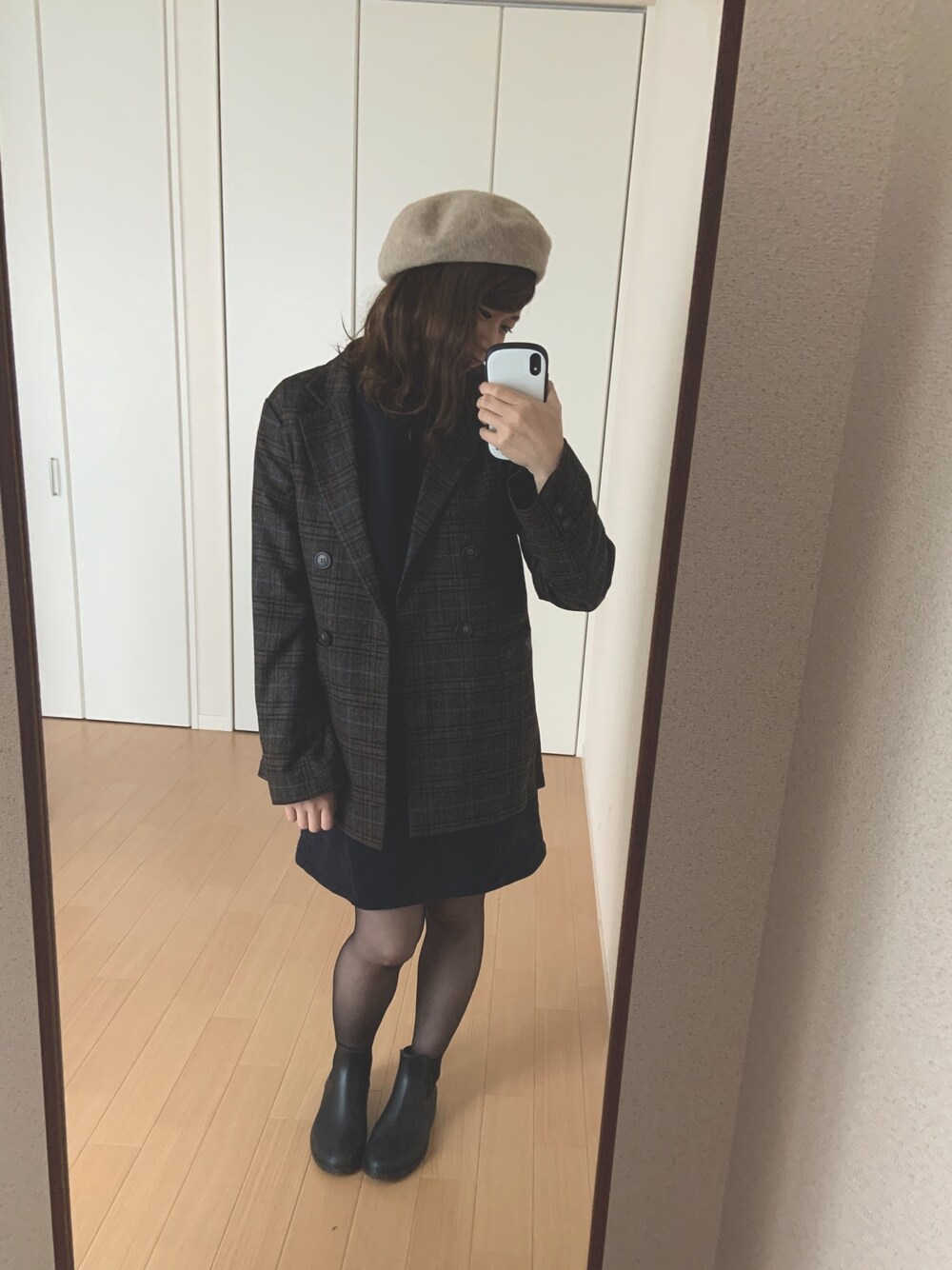「秋冬コーデ、オーバーサイズ、楽チンコーデ、大人カジュアル、ジャケット、wcloset、スウェットワンピース、サイドゴアブーツ、レインブーツ」｜「zootieのアイテム（ハンチング/ベレー帽、ベージュ系）」を使った、はさん（レディース・160cm）の秋コーディネートの1枚目の写真