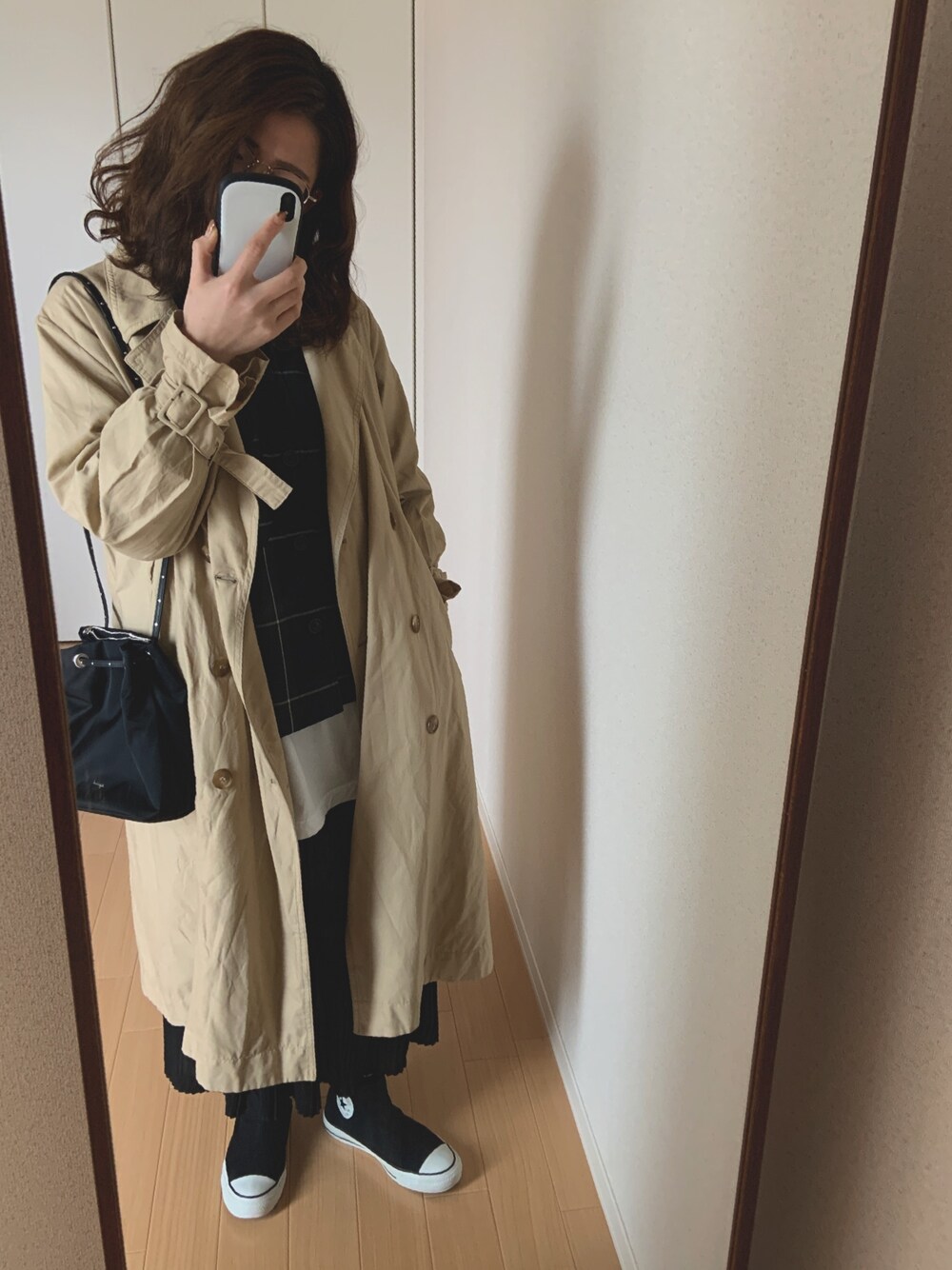 「プチプラ、オーバーサイズ、巾着バッグ、冬コーデ、トレンチコート、wcloset、重ね着、ロンT、サイドゴアスニーカー、コンバース」｜「CONVERSEのCONVERSE ALL STAR WR SIDEGORE HI (BLACK)（スニーカー、ブラック系）」を使った、はさん（レディース・160cm）の冬コーディネートの1枚目の写真