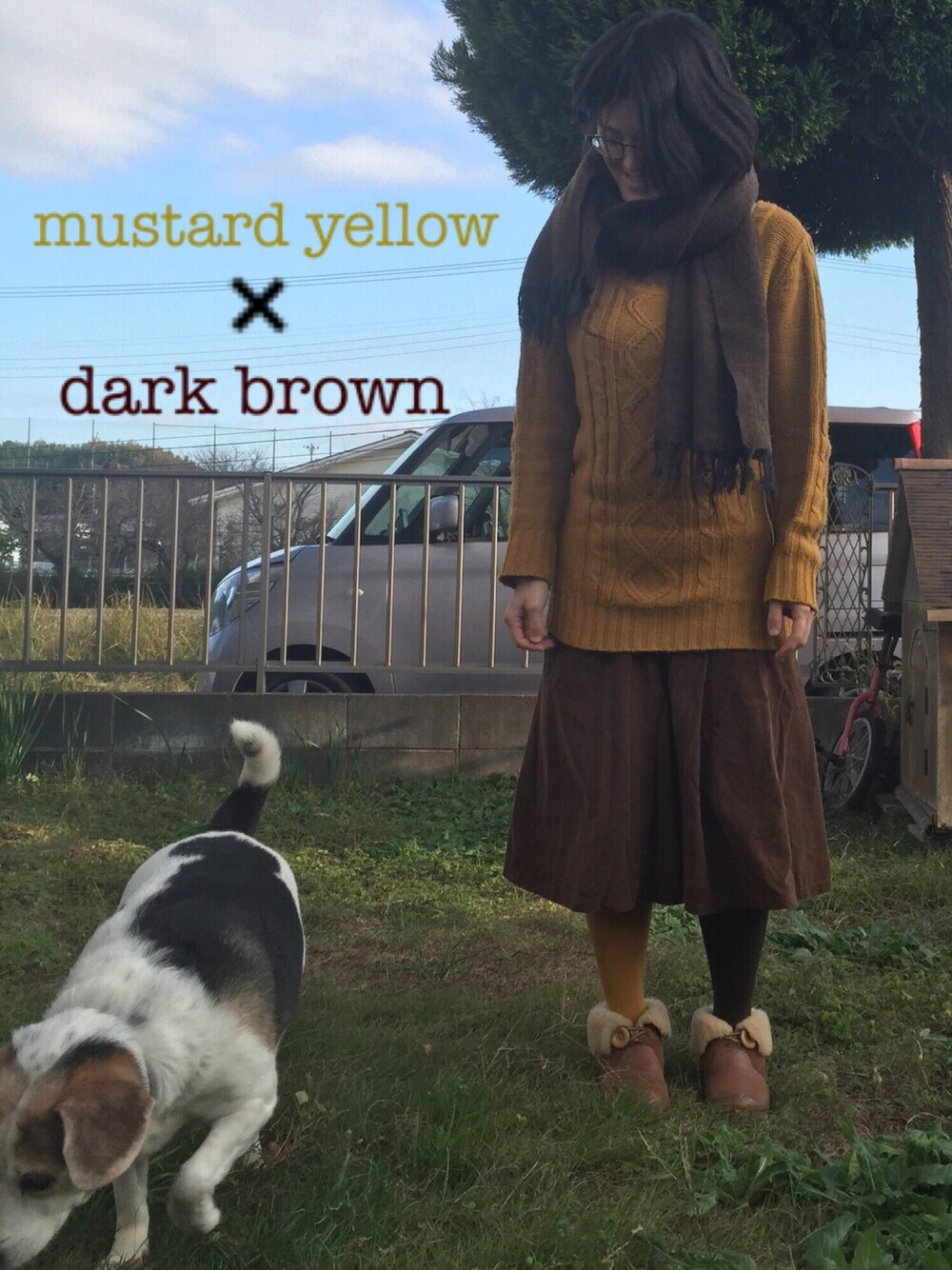 ブラウン系のスカート、ブラウン系のブーツ、ブラウン系のマフラーを着用したレディースの秋コーディネートの1枚目の写真