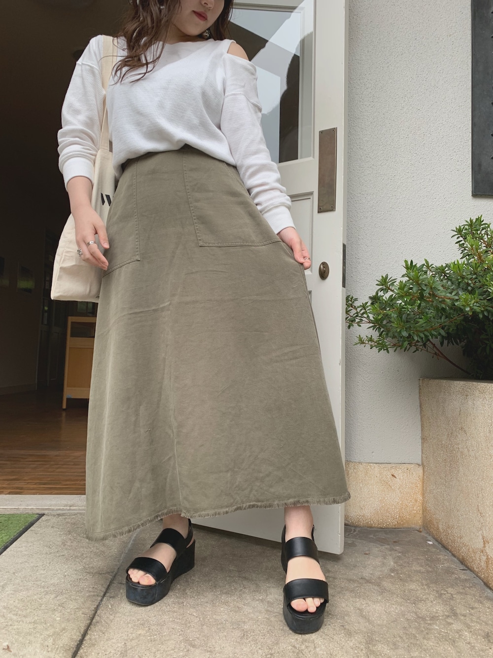 「slobe citron、LOWRYS FARM、Discoat、シンプル、セクシー、肩出し、サンダル」｜「SLOBE citron.のアイテム（Tシャツ/カットソー、ホワイト系）」を使った、「ちえちゃんねる」さん（レディース・156cm）の春コーディネートの1枚目の写真