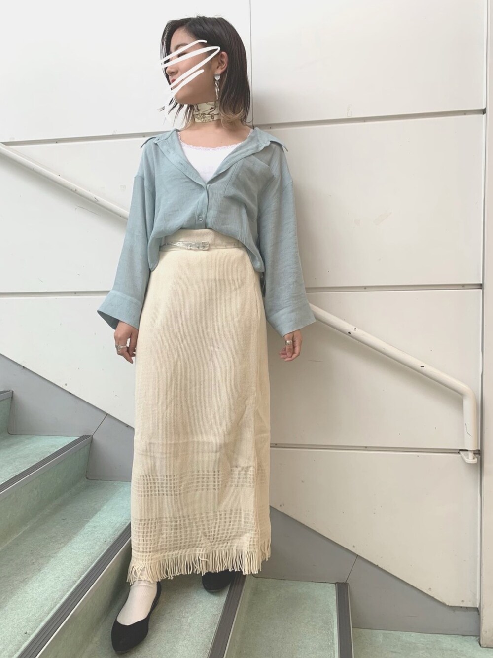 「ブルー、Kastane、カスタネ、アイボリー、Discoat、さわやか、海、水色、スカーフ、クリアベルト」｜「Kastaneのフリンジコード編みスカート（スカート、ホワイト系）」を使った、「ちえちゃんねる」さん（レディース・152cm）の春コーディネートの1枚目の写真