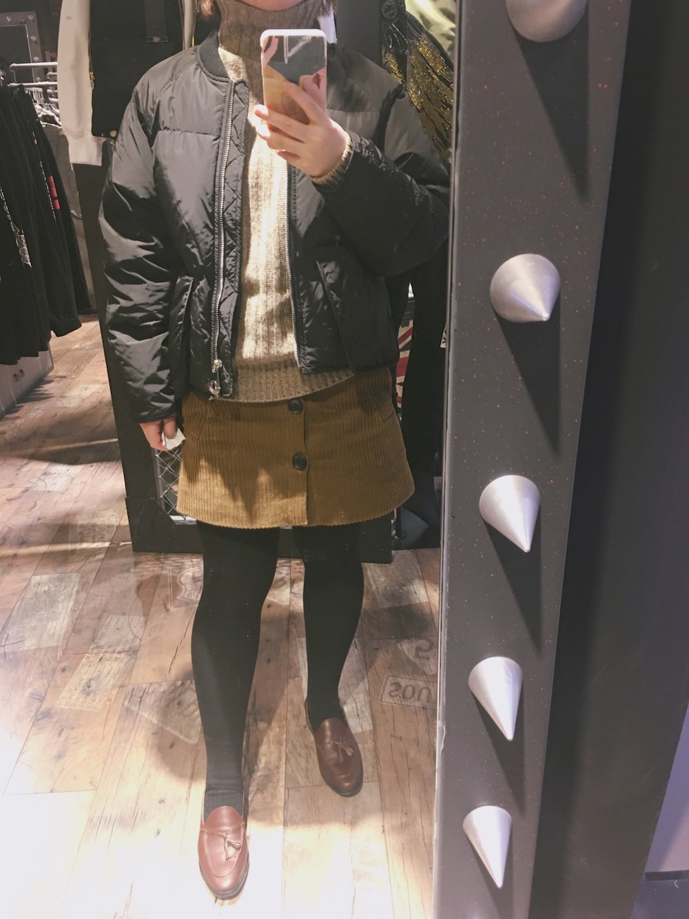 「TOPSHOPのアイテム（スカート、ブラウン系）」を使った、微生物小菌さん（レディース・158cm）の冬コーディネートの1枚目の写真