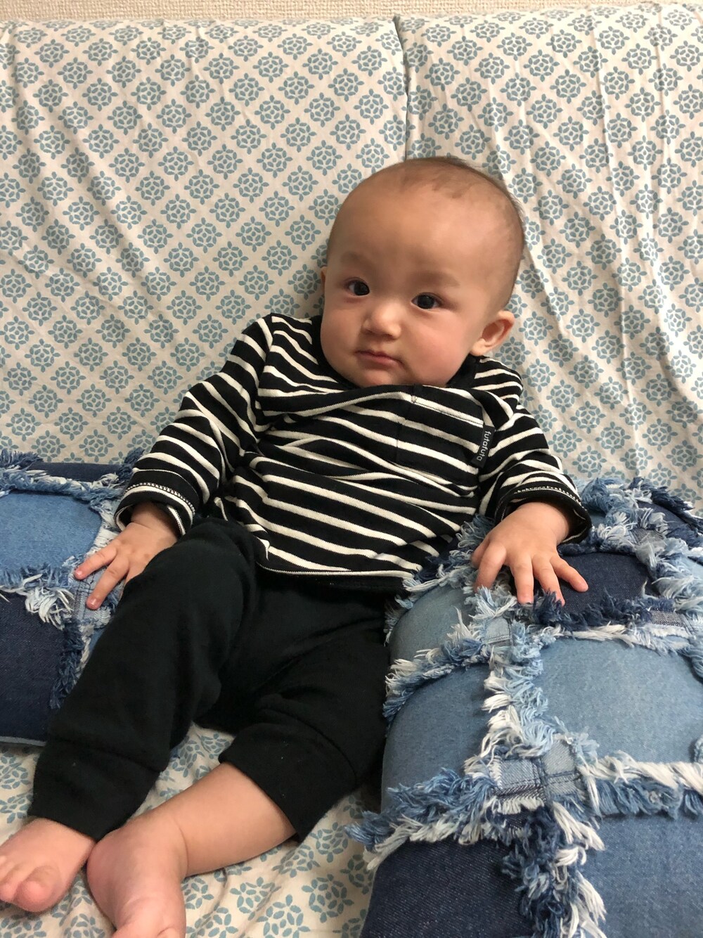 「モノートーンコーデ、ママとお揃い、男の子ママ」｜「Birthdayのアイテム（Tシャツ/カットソー、ブラック系）」を使った、Tomoyo  Ogawaさん（キッズ・70cm）の春コーディネートの1枚目の写真