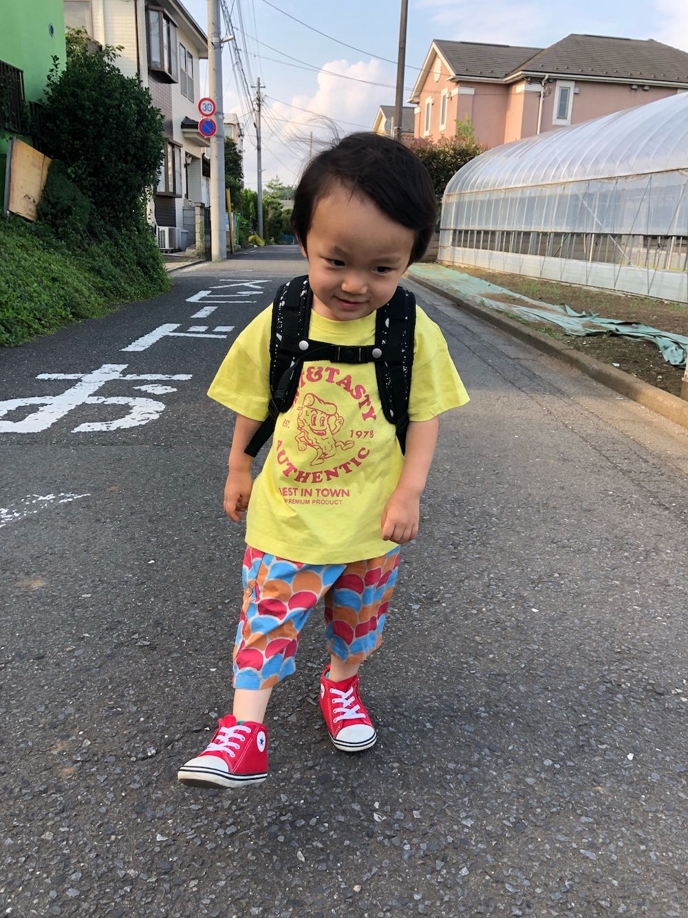 「MARKEY'Sのアイテム（Tシャツ/カットソー、イエロー系）」を使った、Tomoyo  Ogawaさん（キッズ・90cm）の夏コーディネートの1枚目の写真