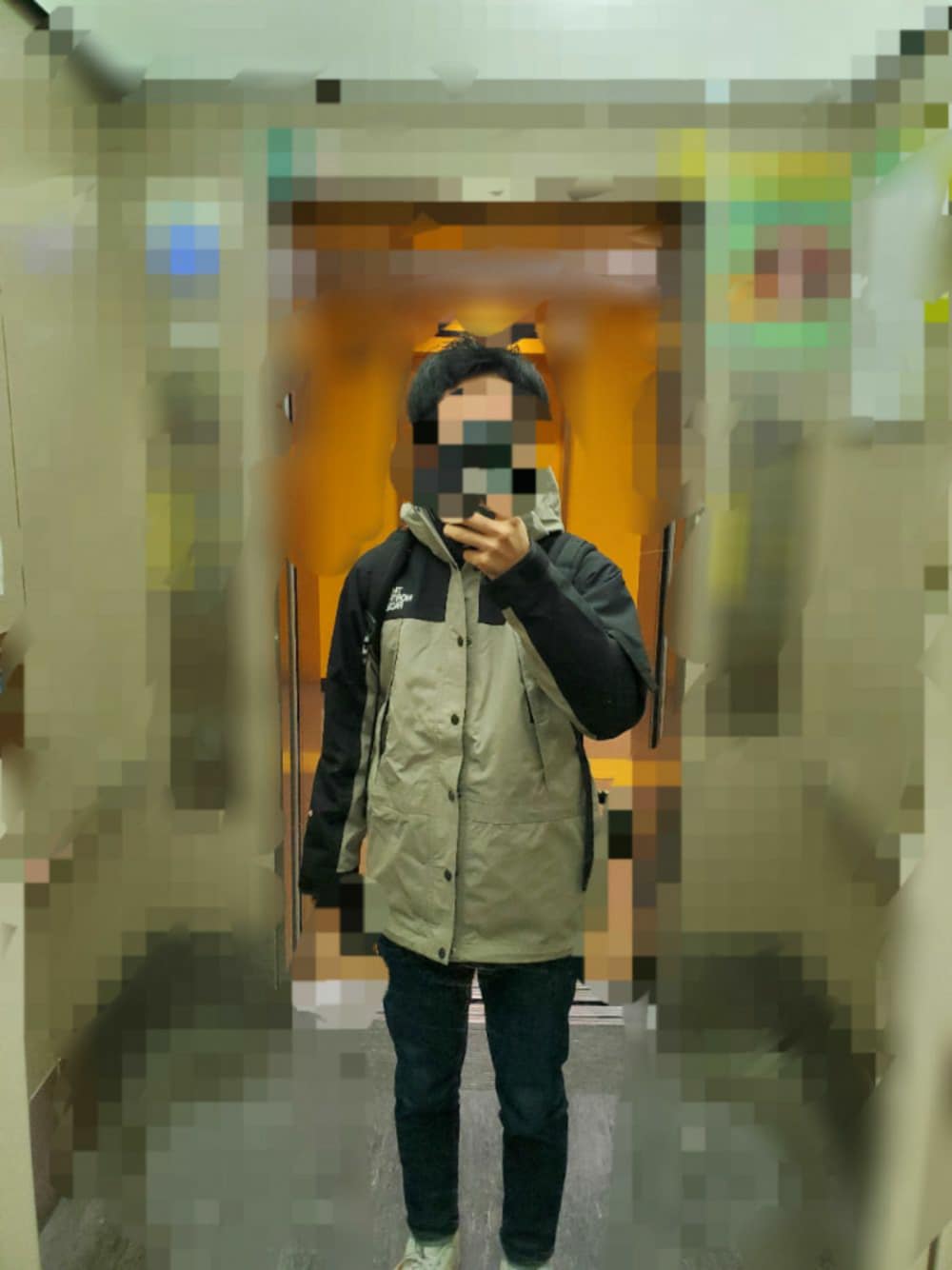 「ザノースフェイス、マウンテンライトジャケット、ミネラルグレー、プチニュースタンダード」｜「THE NORTH FACEのTHE NORTH FACE　MOUNTAIN LIGHT JACKET（マウンテンパーカー、グレー系）」を使った、tommyさん（メンズ・169cm）の春コーディネートの1枚目の写真