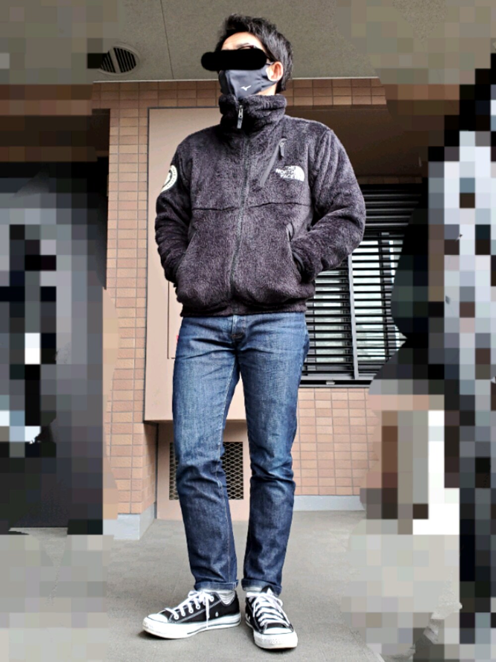 「アンタークティカバーサロフトジャケット、プチニュースタンダード、ノースフェイス、THE NORTH FACE、A.P.C.、converse、コンバース、シンプル、シンプルコーデ、寒い」｜「A.P.C.のA.P.C./ PETIT NEW STANDARD（デニムパンツ、ブルー系）」を使った、tommyさん（メンズ・167cm）の春コーディネートの1枚目の写真