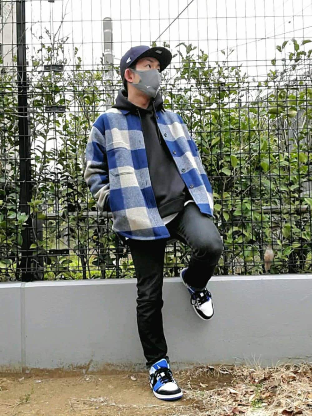 「春めきシューズ、おしゃれさんと繋がりたい、ユニクロ、シャツジャケット、AIR JORDAN、ビックシルエット、ストリート、黒スキニー、UNIQLO、青コーデ」｜「UNIQLOのアイテム（シャツ/ブラウス、ブルー系）」を使った、tommyさん（メンズ・167cm）の春コーディネートの1枚目の写真