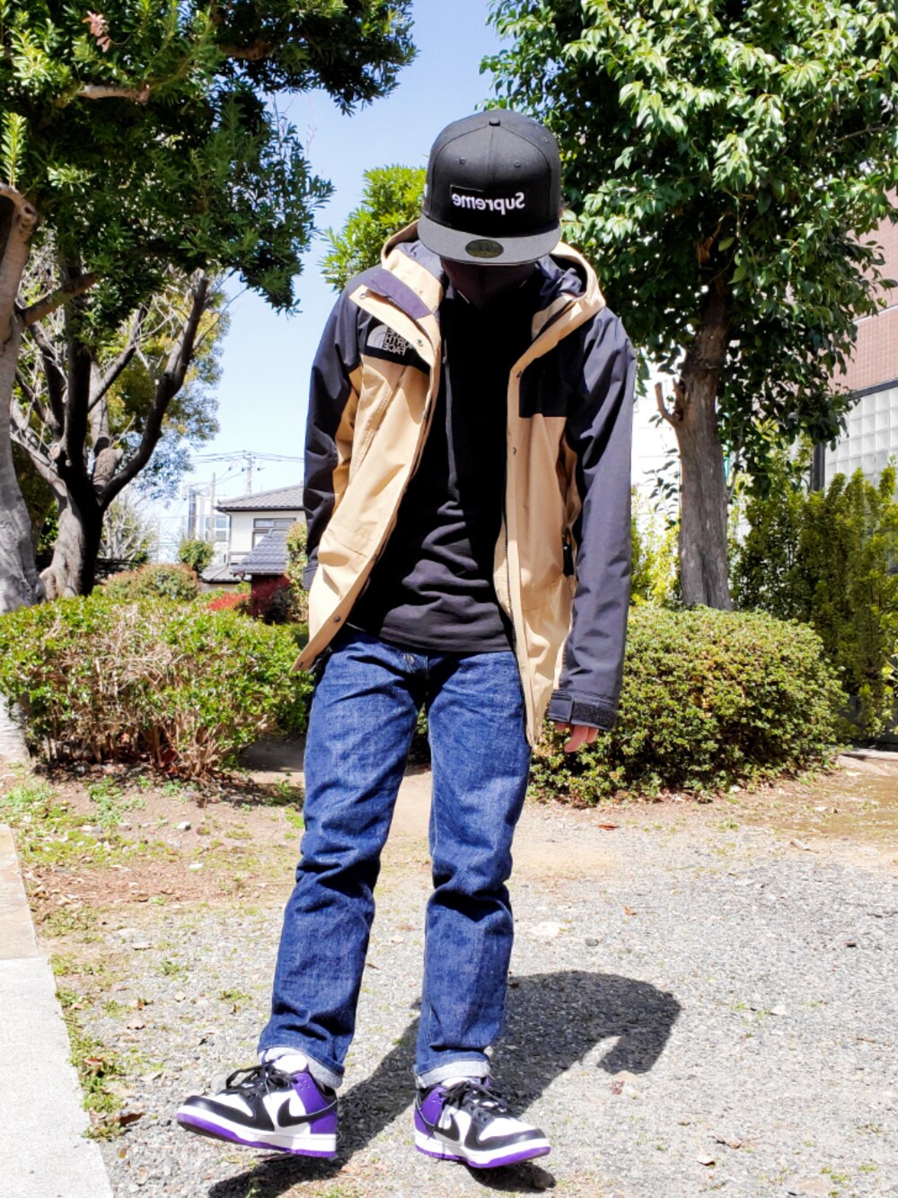 「dunk、春めきシューズ、dunklow、NIKE、THE NORTH FACE、supreme、マウンテンパーカー、黒Tシャツ、スニーカーヘッズ」｜「orSlowの【orSlow】 IVY FIT DENIM 107 One wash（デニムパンツ、ブルー系）」を使った、tommyさん（メンズ・167cm）の春コーディネートの1枚目の写真