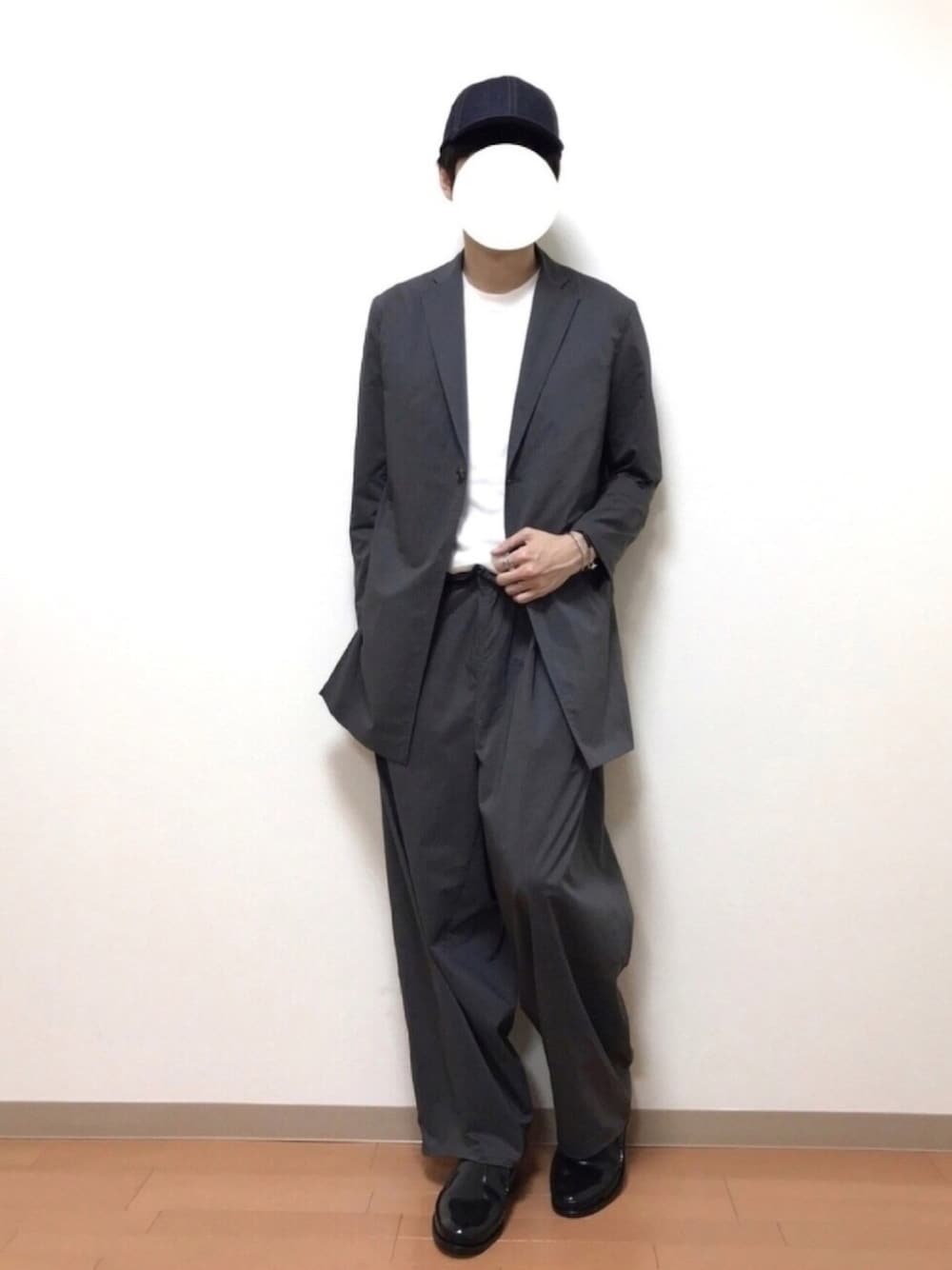 「Aライン、セットアップ、グレー、テーラードジャケット、ワイドパンツ、ローファー、キャップ、シルバーアクセサリー、フェザーリング」｜「REGALのサイズ 26cm（ローファー、ブラック系）」を使った、だいたいぼくさん（メンズ・175cm）の春コーディネートの1枚目の写真