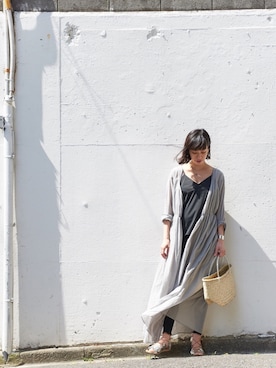 「dosa（ドーサ）のアイテム（シューズ、シルバー系）」を使った、百冨友香理さん（レディース・160cm）の春コーディネート