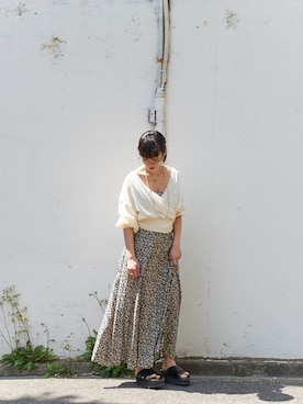 「GALLARDAGALANTE（ガリャルダガランテ）のカシュクールプルオーバー【オンラインストア限定商品】（Tシャツ/カットソー、ベージュ系）」を使った、百冨友香理さん（レディース・160cm）の春コーディネート