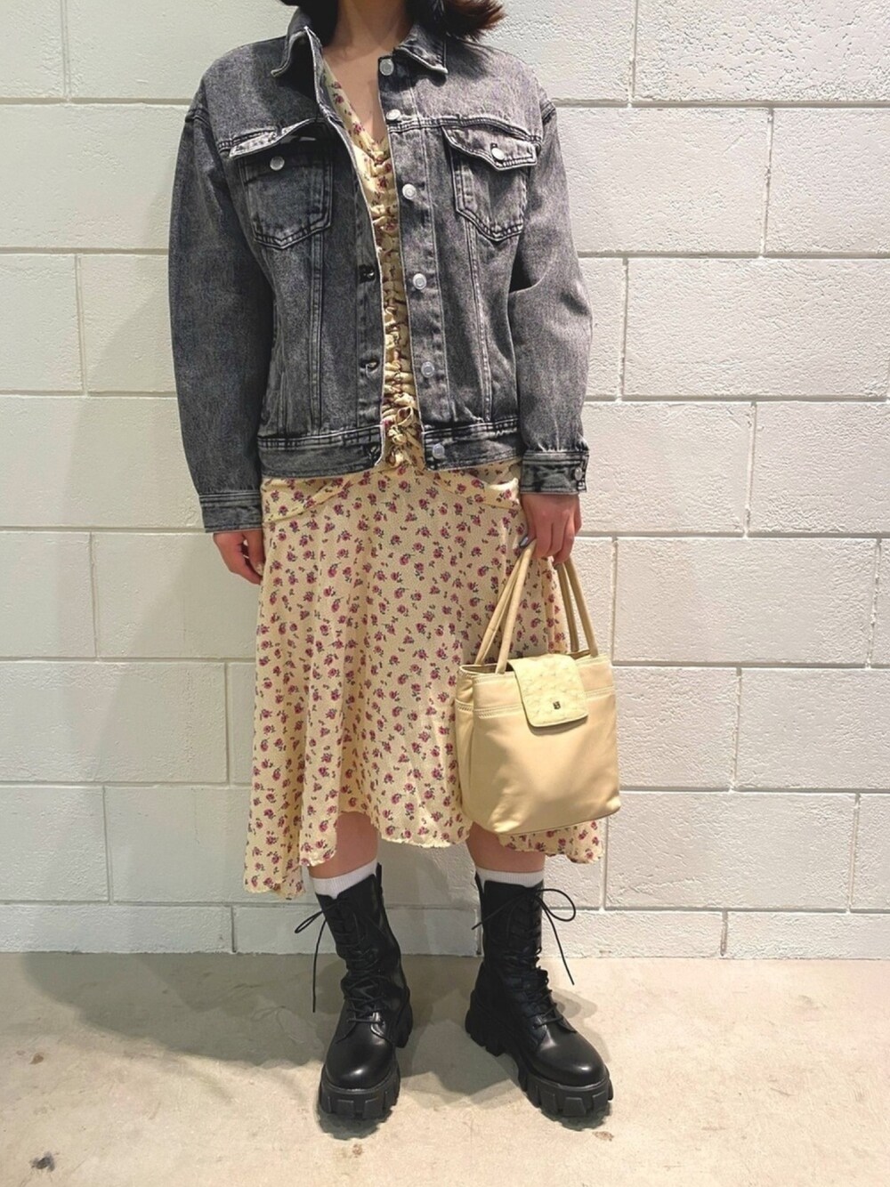 「SPINNS、LOEWE、春アウター、オーバーサイズ、デニムジャケット、はるコーデ、韓国ファッション、カジュアルコーデ、ワンピース、花柄ワンピース」｜「LOEWEのアイテム（ハンドバッグ、ベージュ系）」を使った、Thina ☻さん（レディース・158cm）の冬コーディネートの1枚目の写真