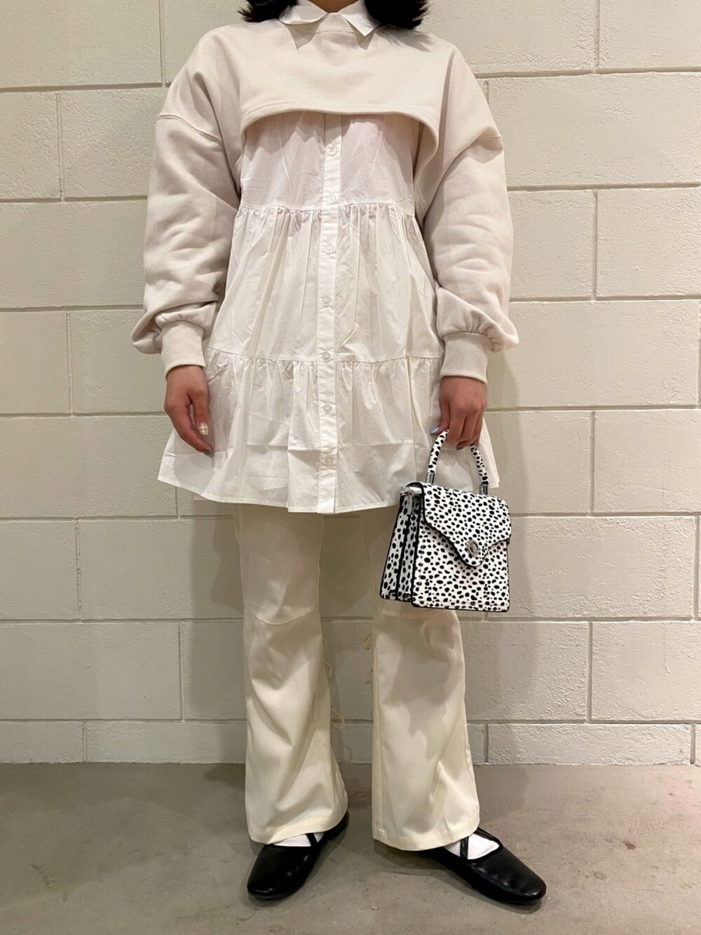 ベージュ系のスウェット、ホワイト系のワンピース、その他のショルダーバッグを着用したレディースの春コーディネートの1枚目の写真