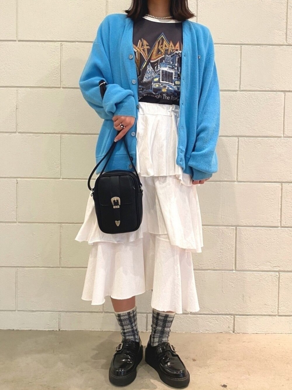 その他のTシャツ/カットソー、ブルー系のカーディガン/ボレロ、ブラック系のショルダーバッグを着用したレディースの春コーディネートの1枚目の写真