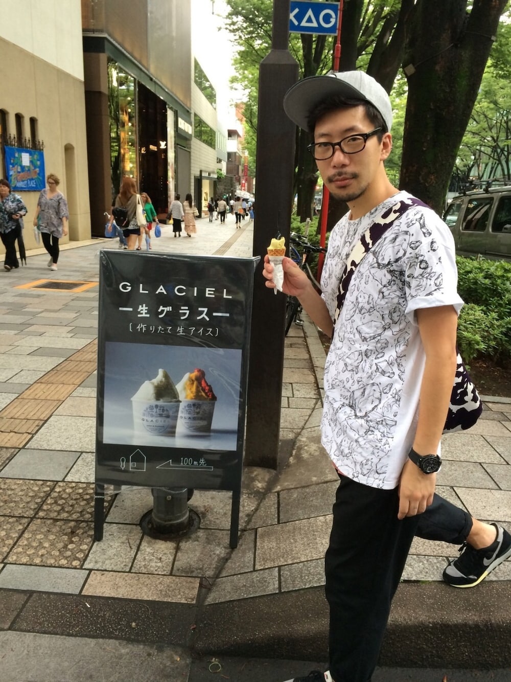 「表参道」｜「A.P.C.のアイテム（ショルダーバッグ、パープル系）」を使った、がーすーさん（メンズ・178cm）の夏コーディネートの1枚目の写真