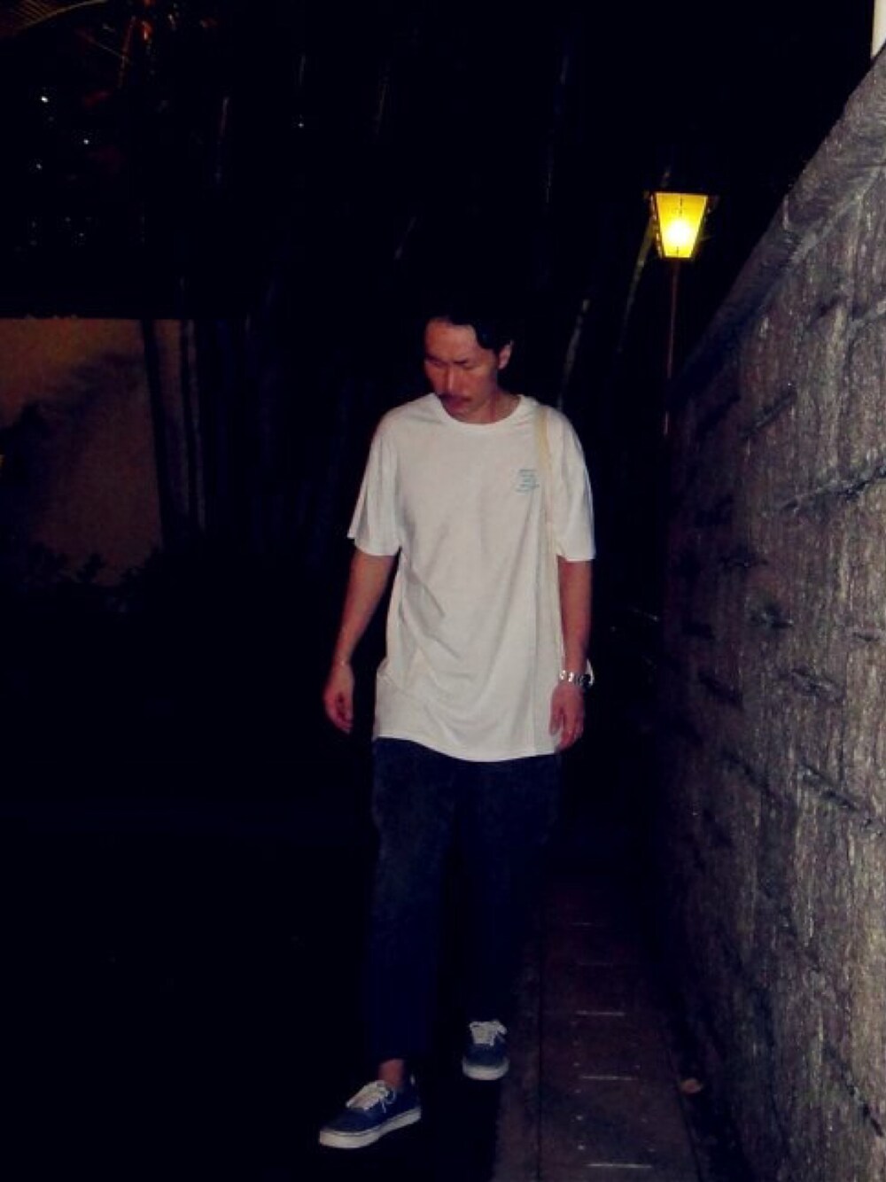 「AUTHENTIC SHOE &Co.のアイテム（Tシャツ/カットソー、ホワイト系）」を使った、jayさん（メンズ・185cm）の夏コーディネートの1枚目の写真