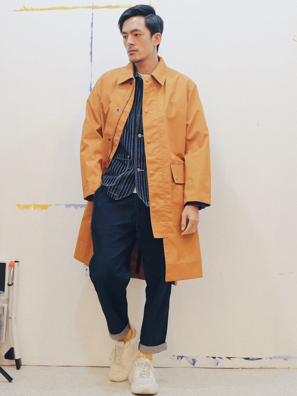 UNIQLOのトレンチコート（オレンジ系）を使ったメンズ人気