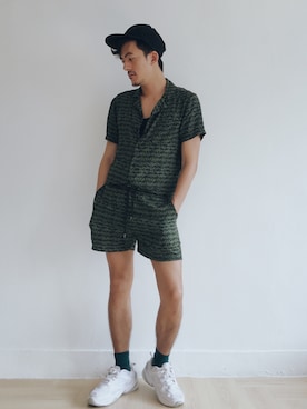 「MONKI（モンキ）のアイテム（レッグウェア）」を使った、Alexander Yeungさん（メンズ・175cm）の夏コーディネート