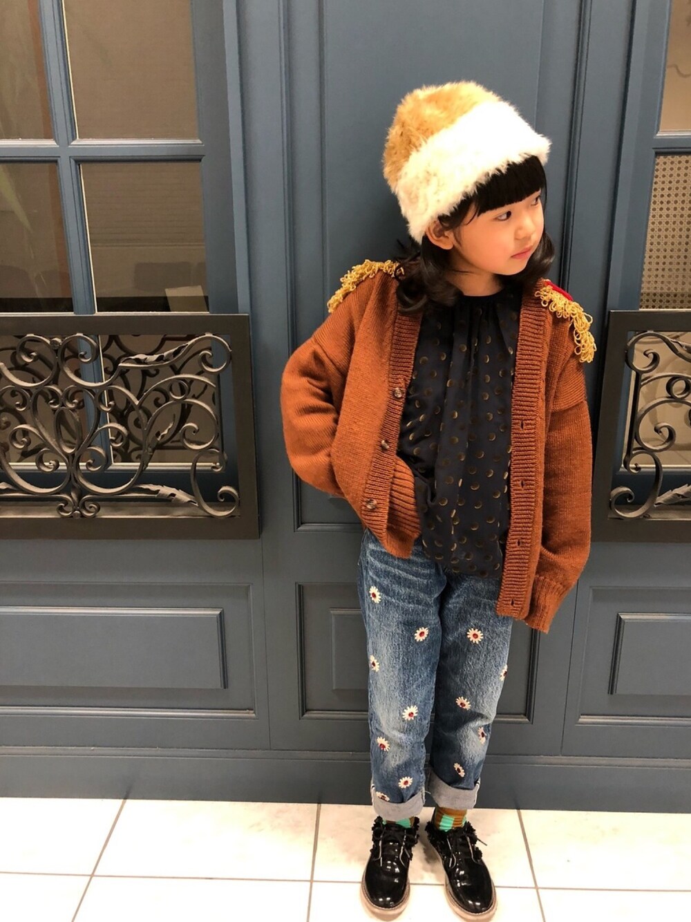 「カジュアルコーデ、おんなのこコーデ、冬コーデ、キッズコーデ、カーディガン、女の子コーデ、おしゃれさんと繋がりたい、デニム、カジュアル、ドットシャツ」｜「THE ANIMAL OBSERVATORYのアイテム（カーディガン/ボレロ、ブラウン系）」を使った、★COCO☆さん（キッズ・128cm）の冬コーディネートの1枚目の写真