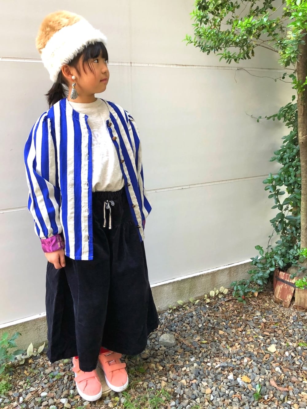 「女の子コーデ、カジュアルコーデ、ストライプジャケット、ピンク、ガウチョパンツ、ピンクスニーカー、ふわふわ帽子、PUMA、冬コーデ」｜「GO TO HOLLYWOODの2018SS （ノーカラージャケット、ブルー系）」を使った、★COCO☆さん（キッズ・128cm）の冬コーディネートの1枚目の写真