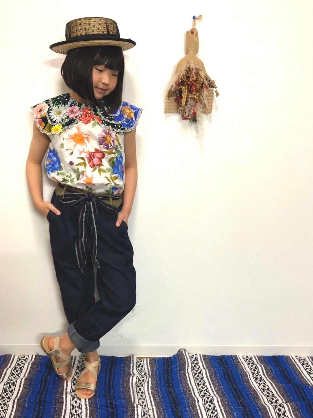 「デニムパンツ、おうちファッション、カンカン帽、休日スタイル、デニム、花柄、ノースリーブ、ブラウス、GU、プチプラ」｜「WOLF&RITAのCLARISSA BLOUSE FLOWERS（シャツ/ブラウス、その他）」を使った、★COCO☆さん（キッズ・135cm）の春コーディネートの1枚目の写真