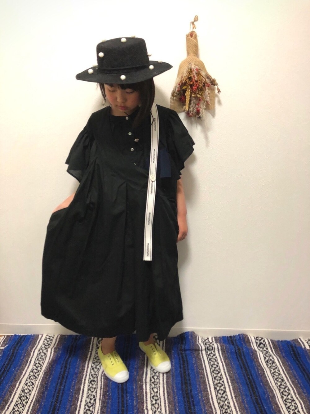 「モノトーン、シンプル、ゆるコーデ、ブラック、ポンポン帽子、michirico、ハット、キッズコーデ、サロペット、nunuforme」｜「michiricoのponpon boater hat（ハット、ブラック系）」を使った、★COCO☆さん（キッズ・136cm）の春コーディネートの1枚目の写真
