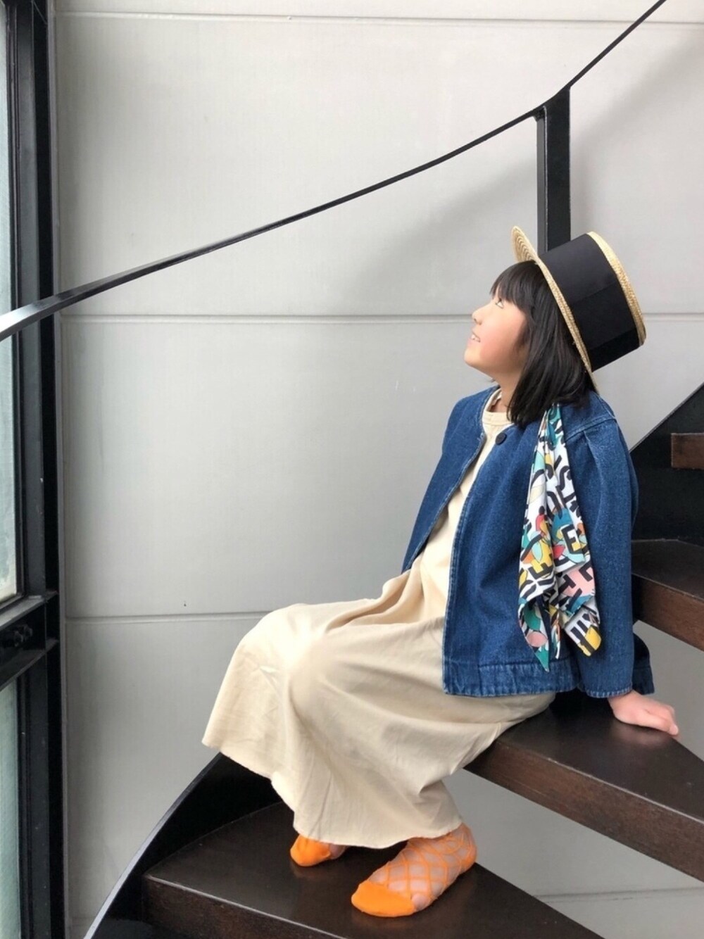「キッズファッション、デニムジャケット、ワンピース、カンカン帽、EAST END HIGHLANDERS、春夏コーデ、はるコーデ、キッズコーデ、シースルーソックス、休日スタイル」｜「Life Support ProductsのコットンUSAヘンリーネックワンピース（80～160cm）（ワンピース、ホワイト系）」を使った、★COCO☆さん（キッズ・136cm）の春コーディネートの1枚目の写真
