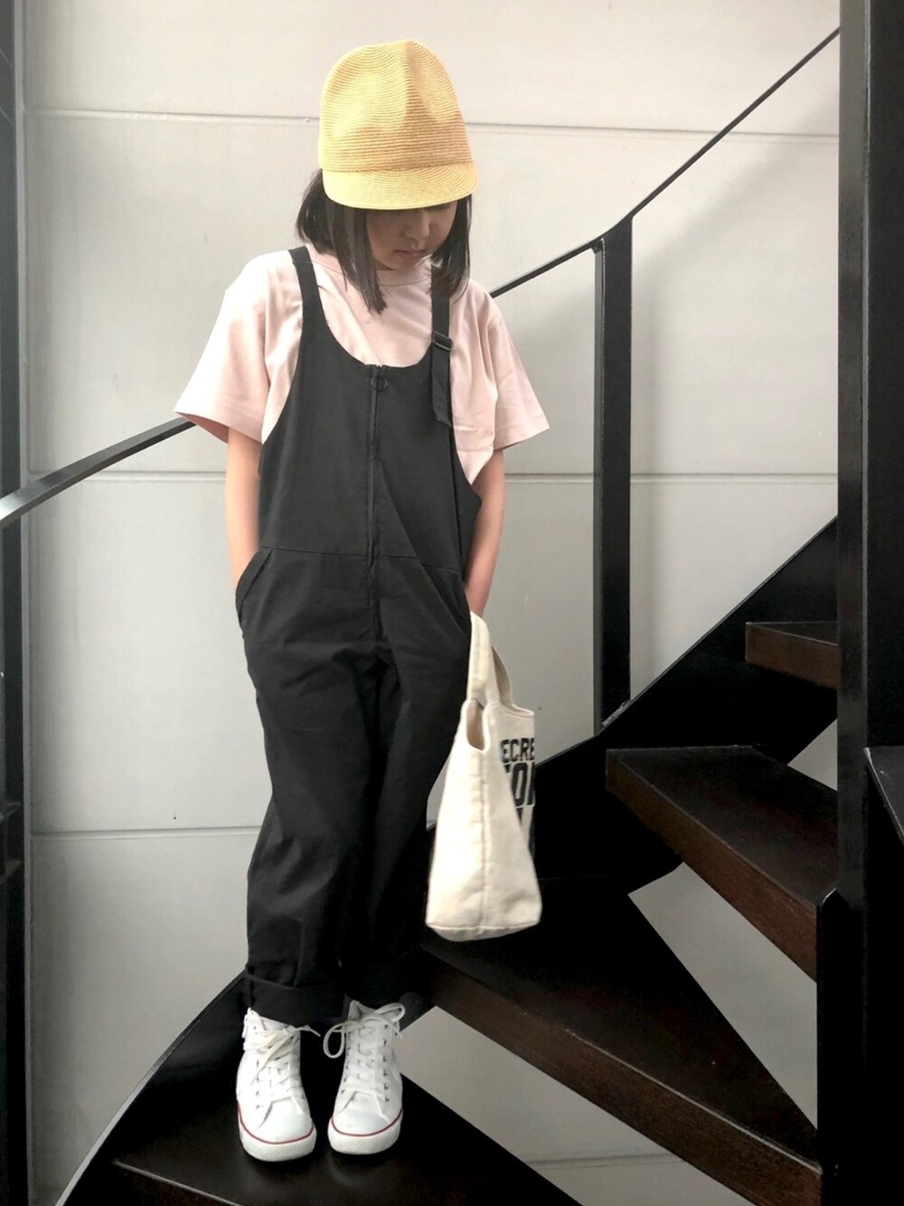 「サロペット、シンプルコーデ、麦わらキャップ、mounten、くすみピンク、キッズファッション、キッズコーデ、春夏コーデ、GU、コンバース」｜「mountenのMOUN TEN. 型押しキャップ（キャップ、ベージュ系）」を使った、★COCO☆さん（キッズ・136cm）の春コーディネートの1枚目の写真